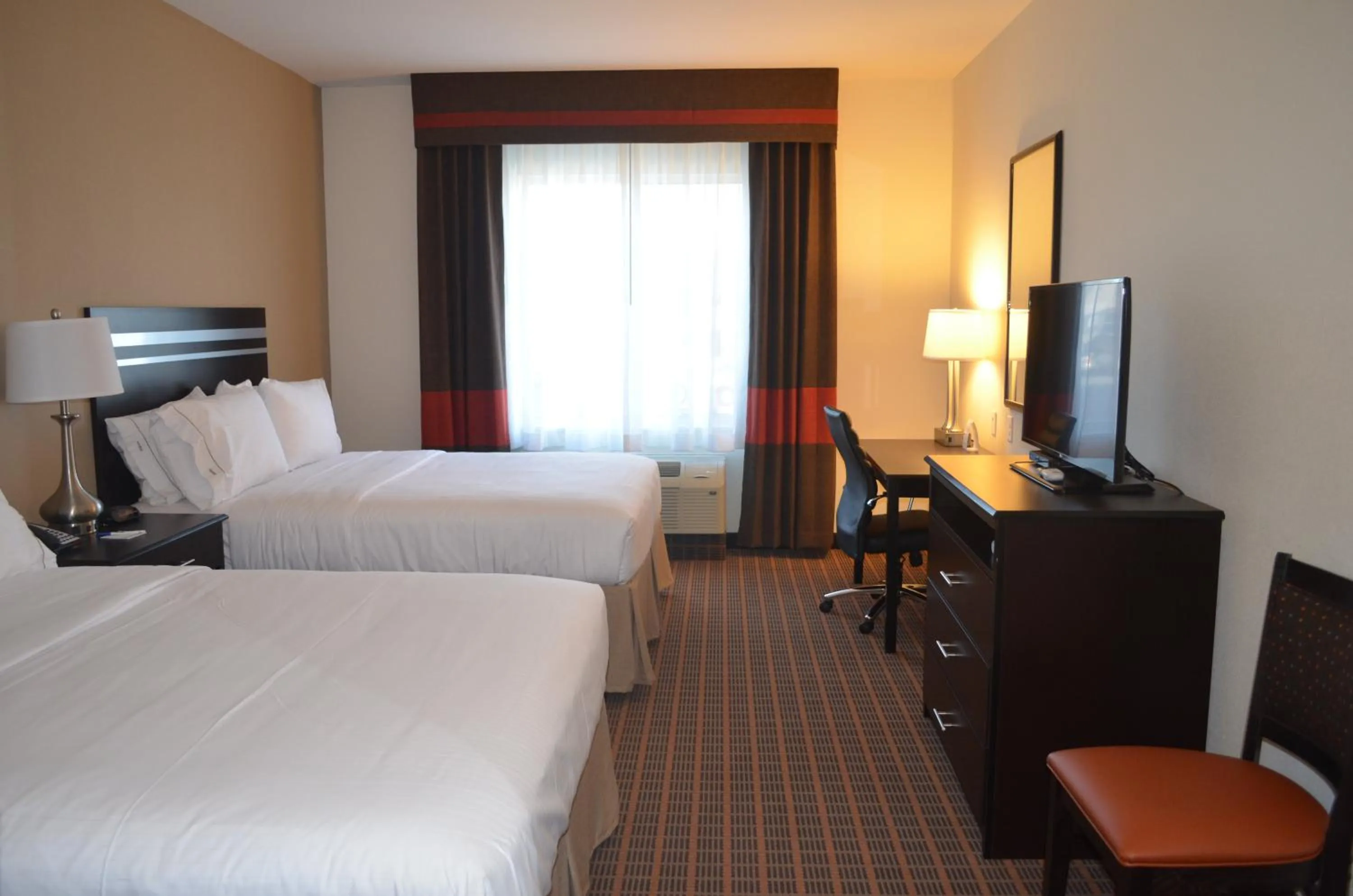 Standard Queen Room with Two Queen Beds and Mobility Accessible Tub in Holiday Inn Express & Suites Golden by IHG