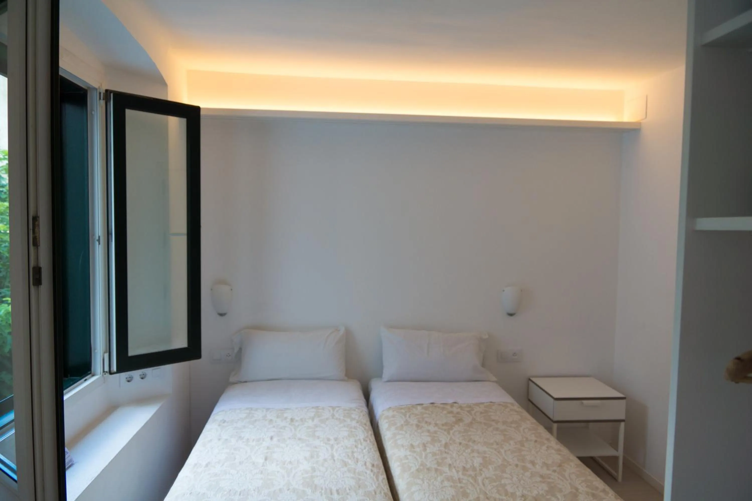 Standard Twin Room in Hostal Marina Cadaqués