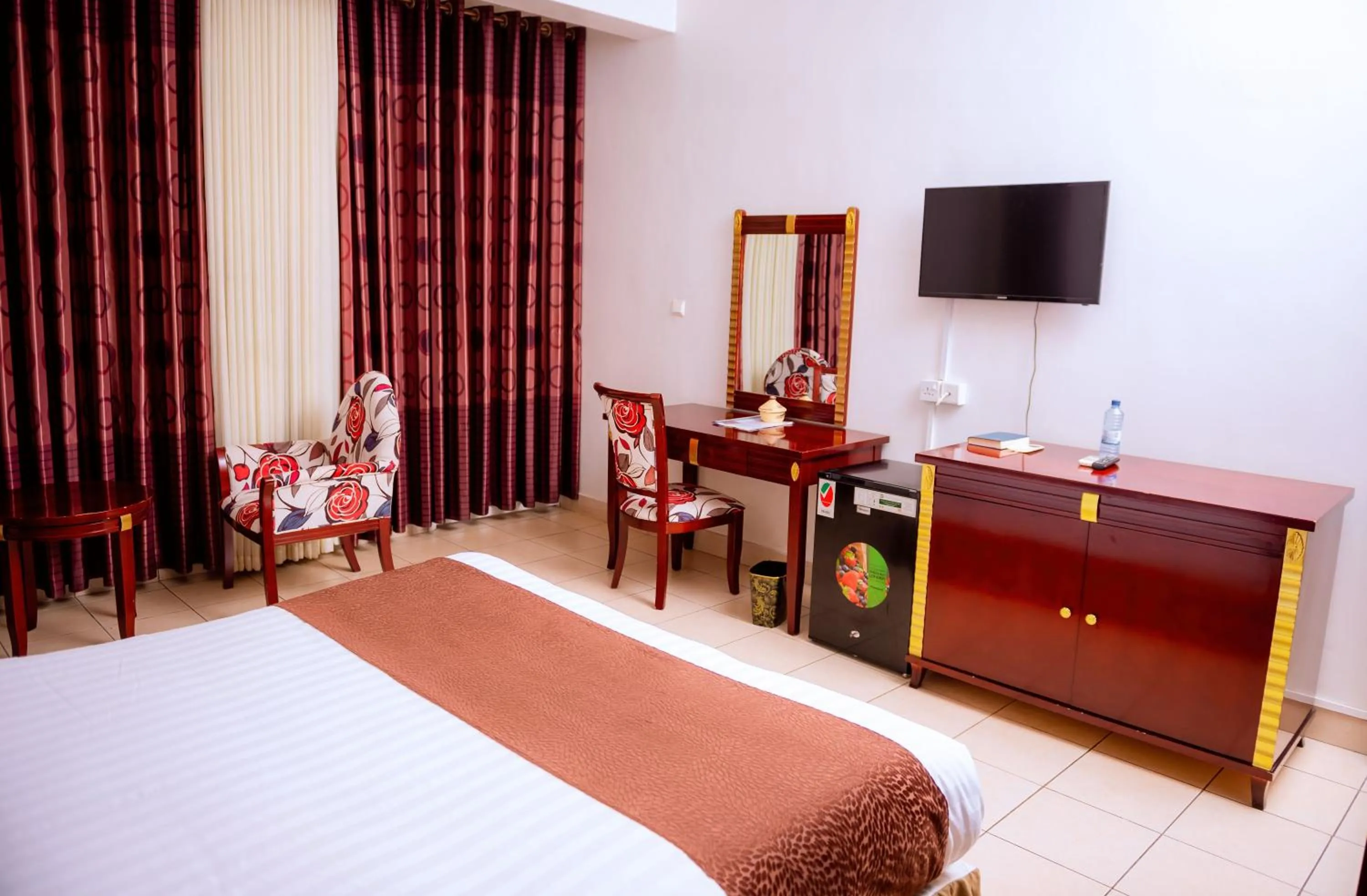 Deluxe Double Room with Balcony in Quiet Haven Hotel