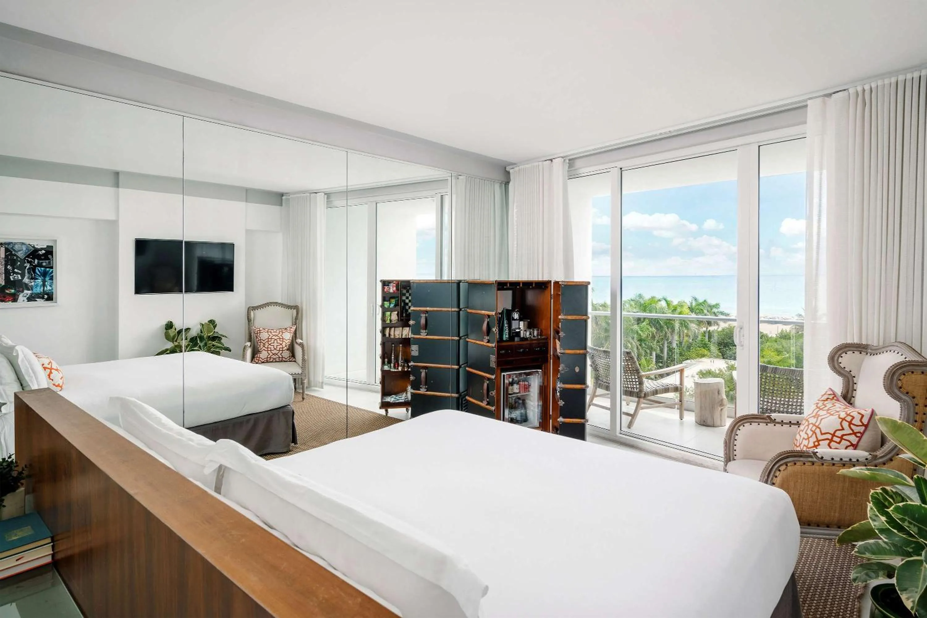 King Balcony Ocean Front ADA in Nautilus Sonesta Miami Beach