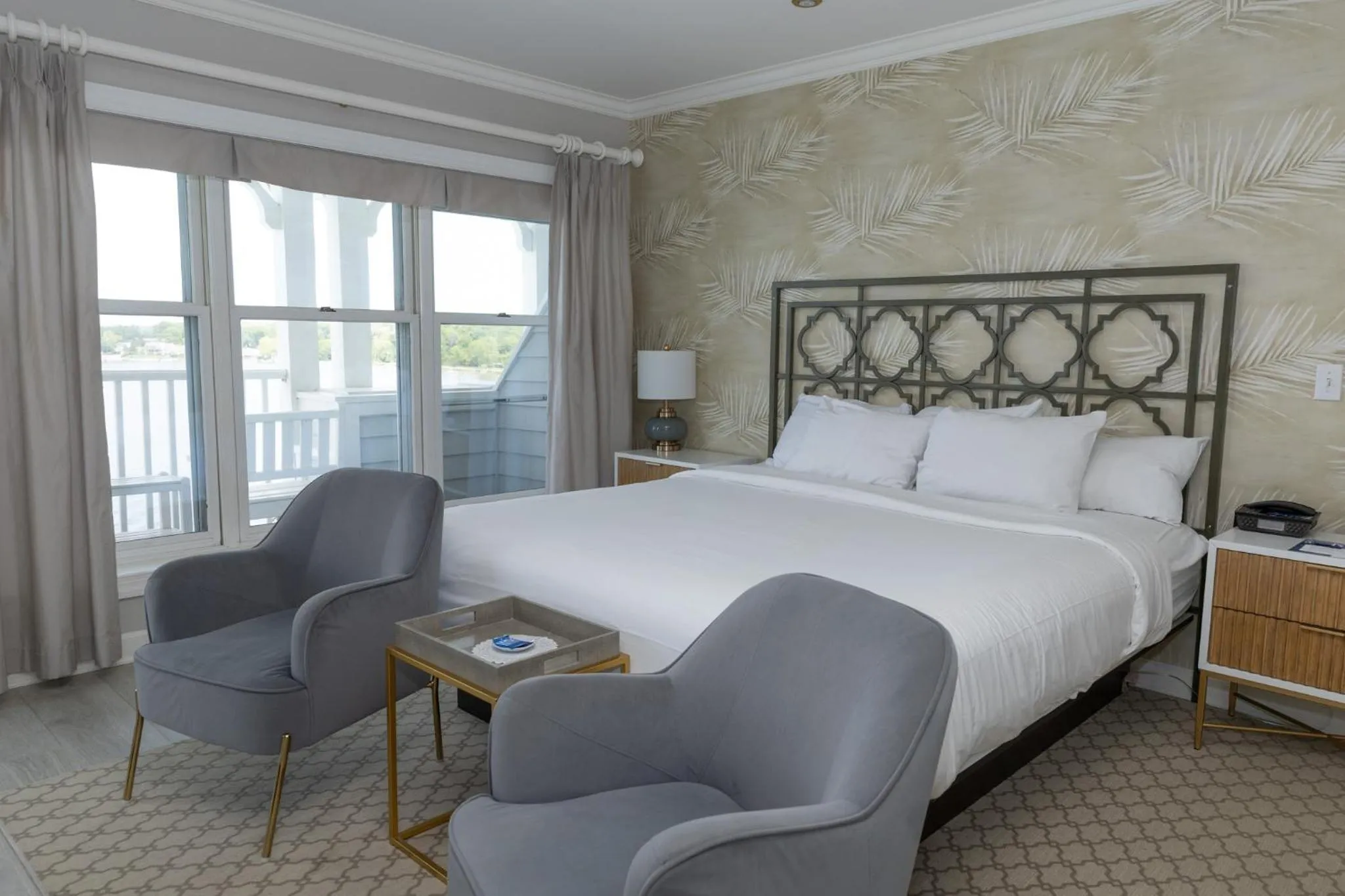 Suite with Lake View in The Geneva Inn