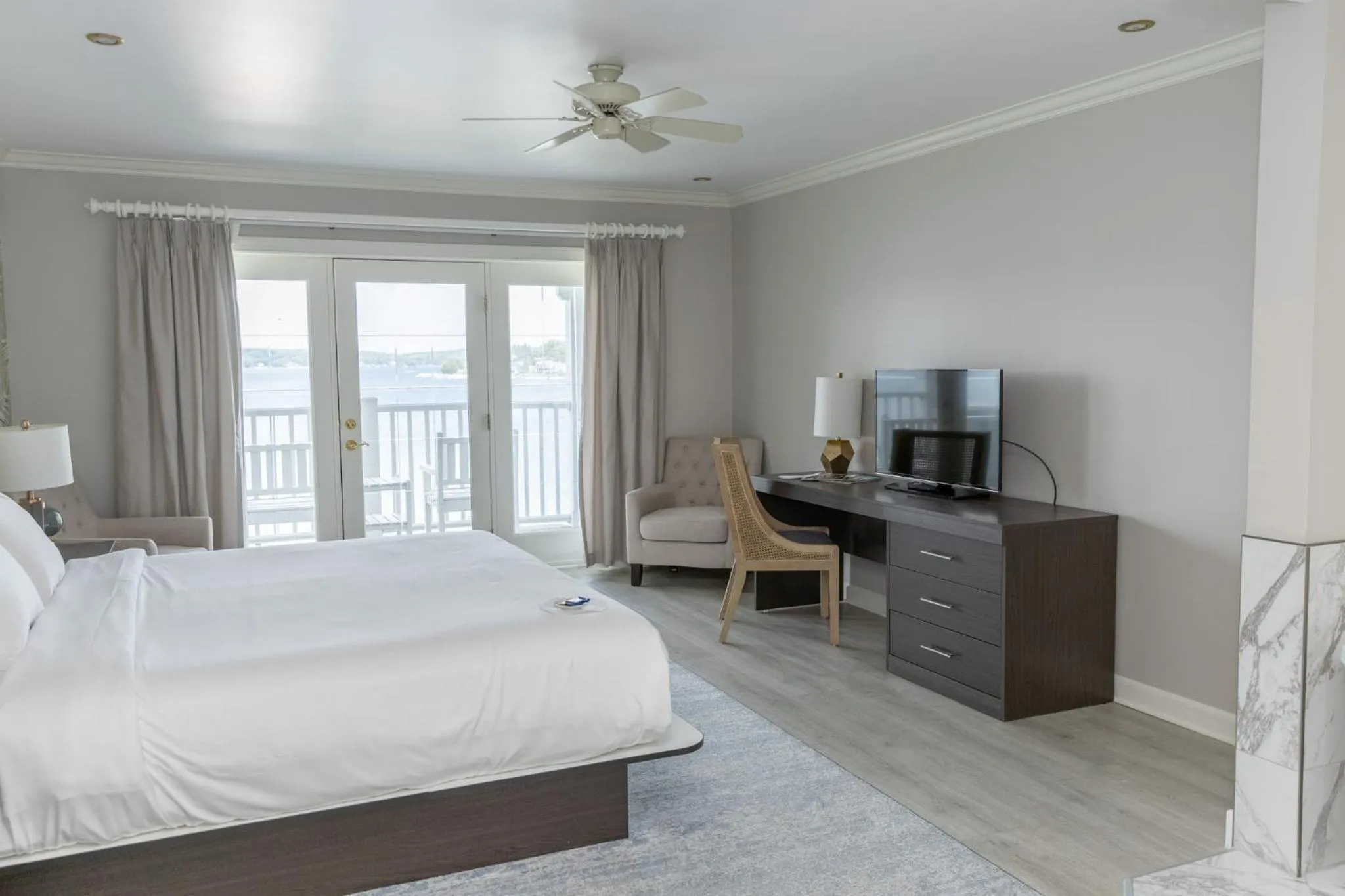 King Room with Balcony Lake View 5 in The Geneva Inn