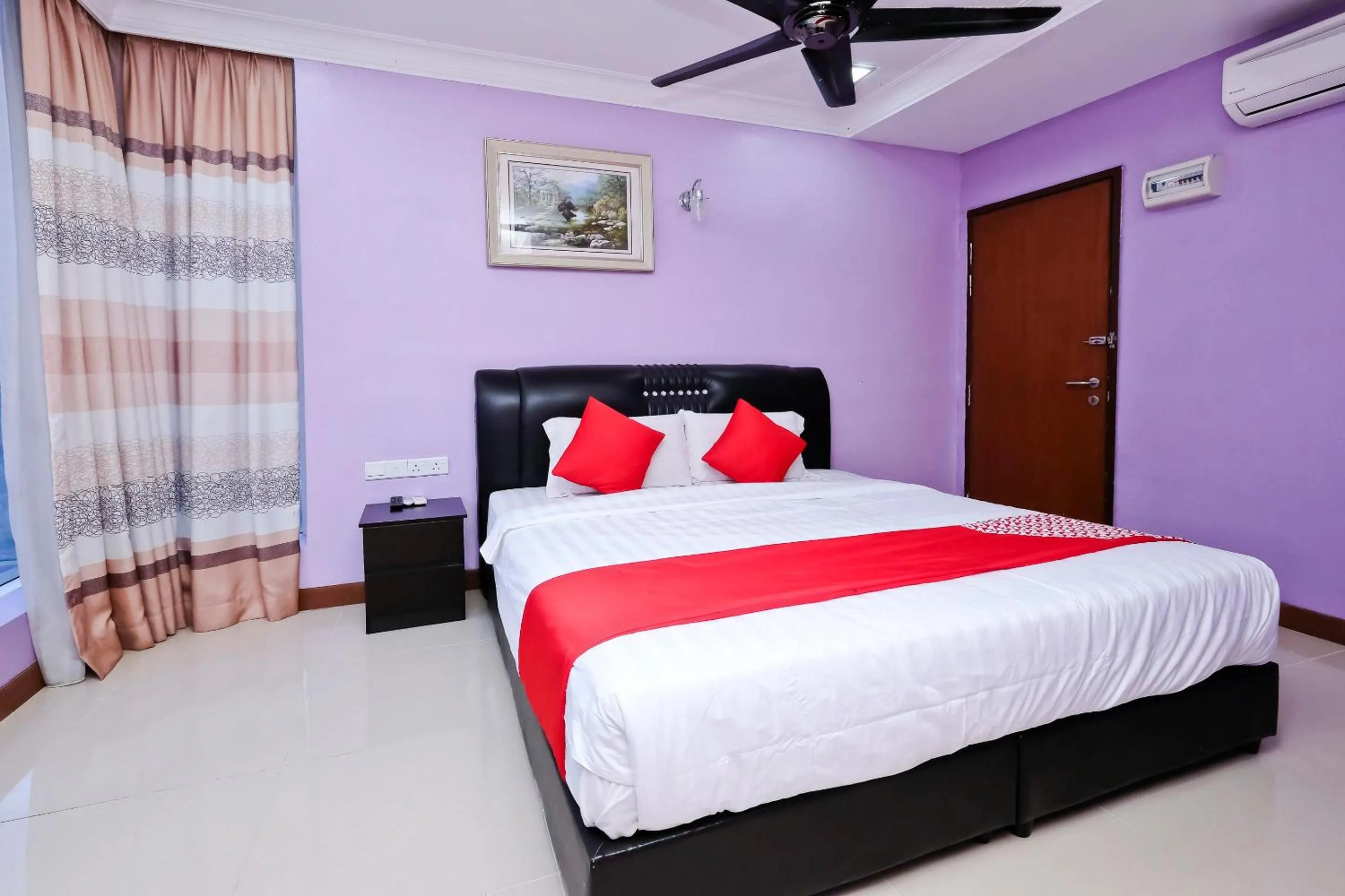 Deluxe King Room - single occupancy in OYO 714 Arina Hotel