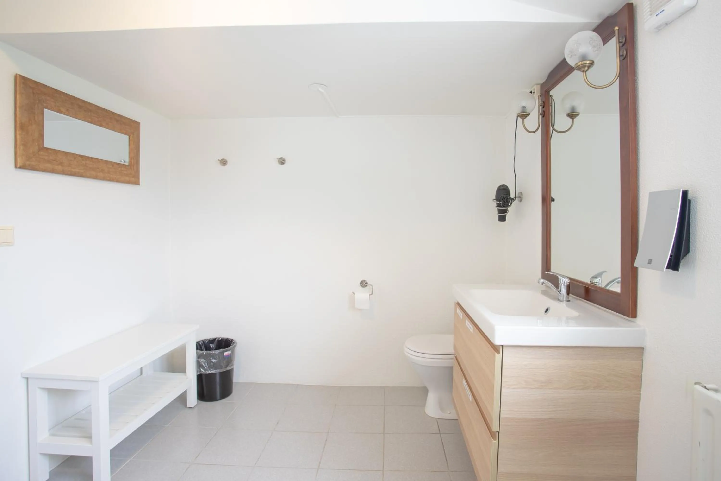 Double or Twin Room with Shared Bathroom and Sea View in Old Airline Guesthouse