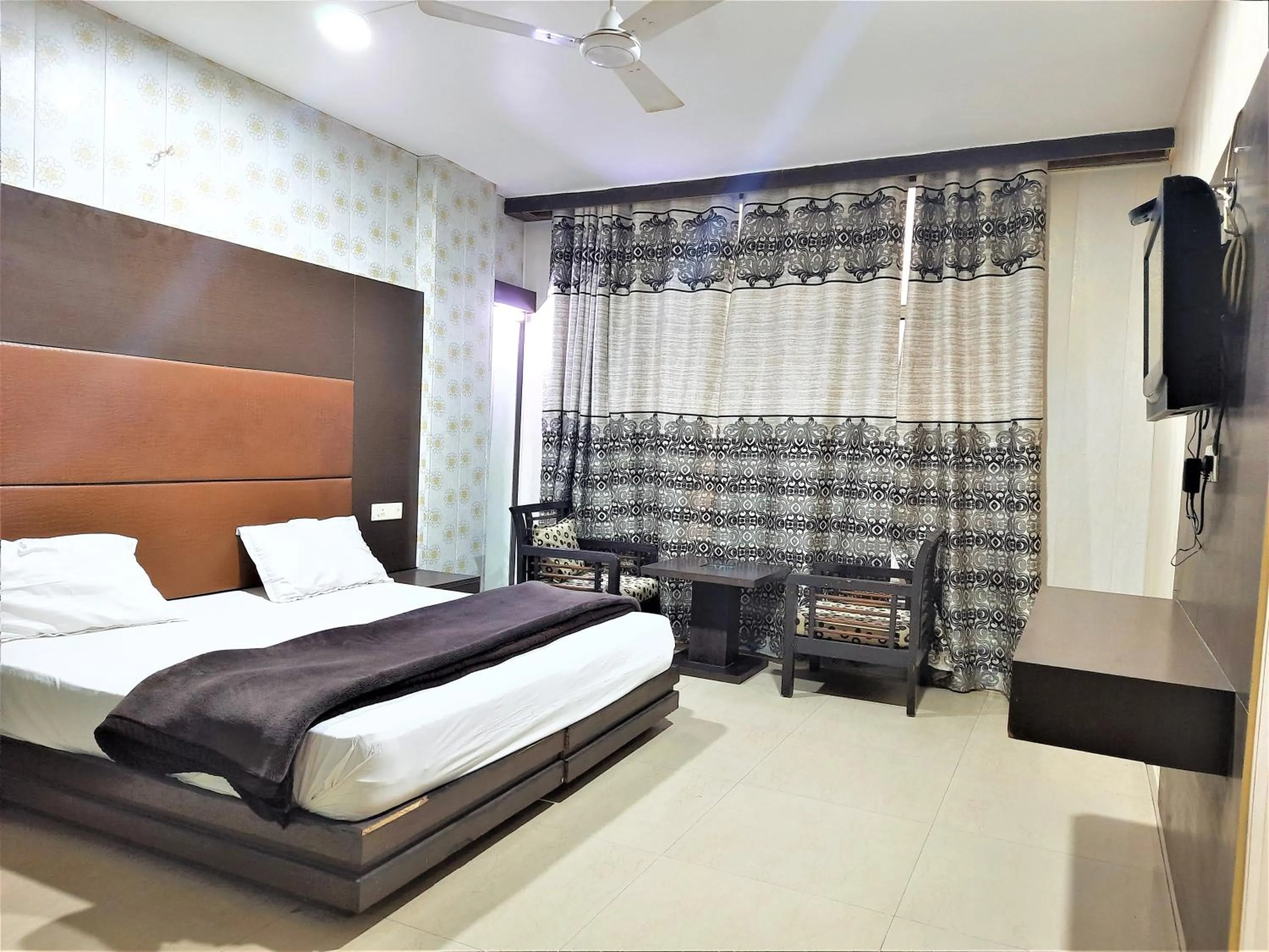 Deluxe Double Room in Hotel Sunshine Park -- Near Anand Vihar Railway Station
