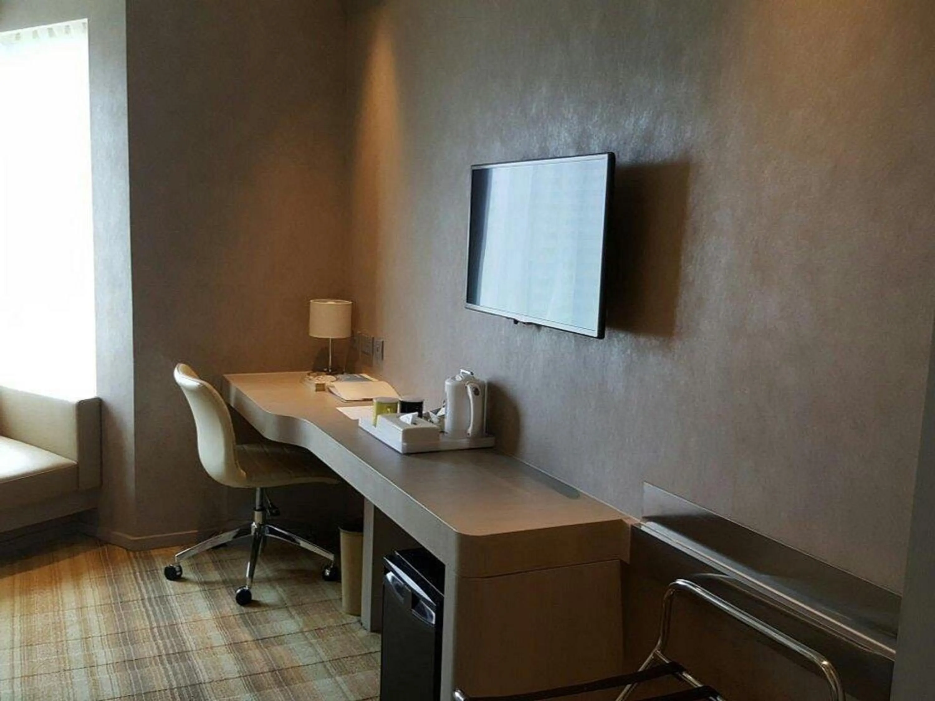 Standard Queen Room in Holiday Inn Express Hong Kong Mongkok by IHG