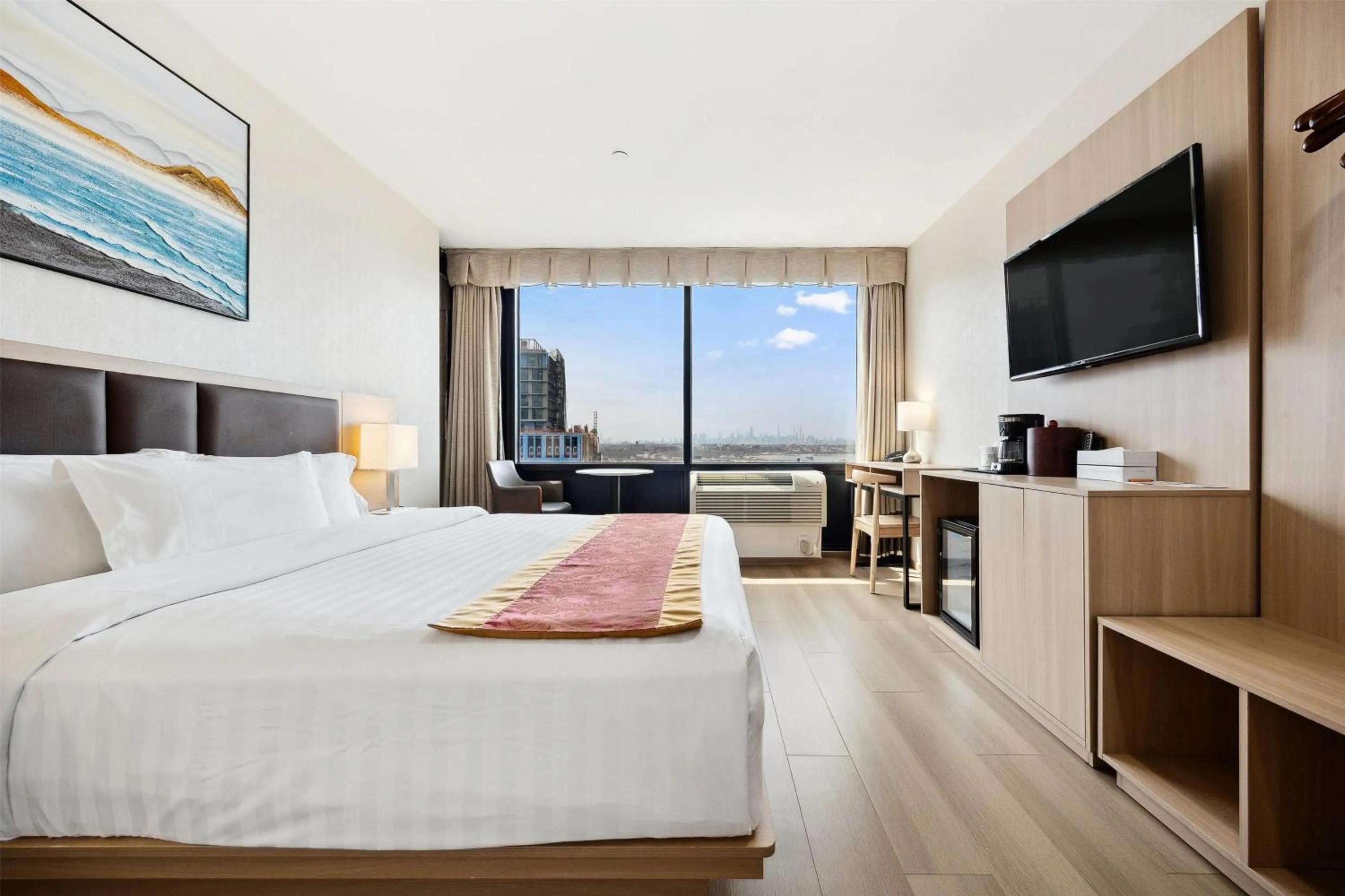 Deluxe Queen Room - Disability Access in Ramada by Wyndham Flushing Queens