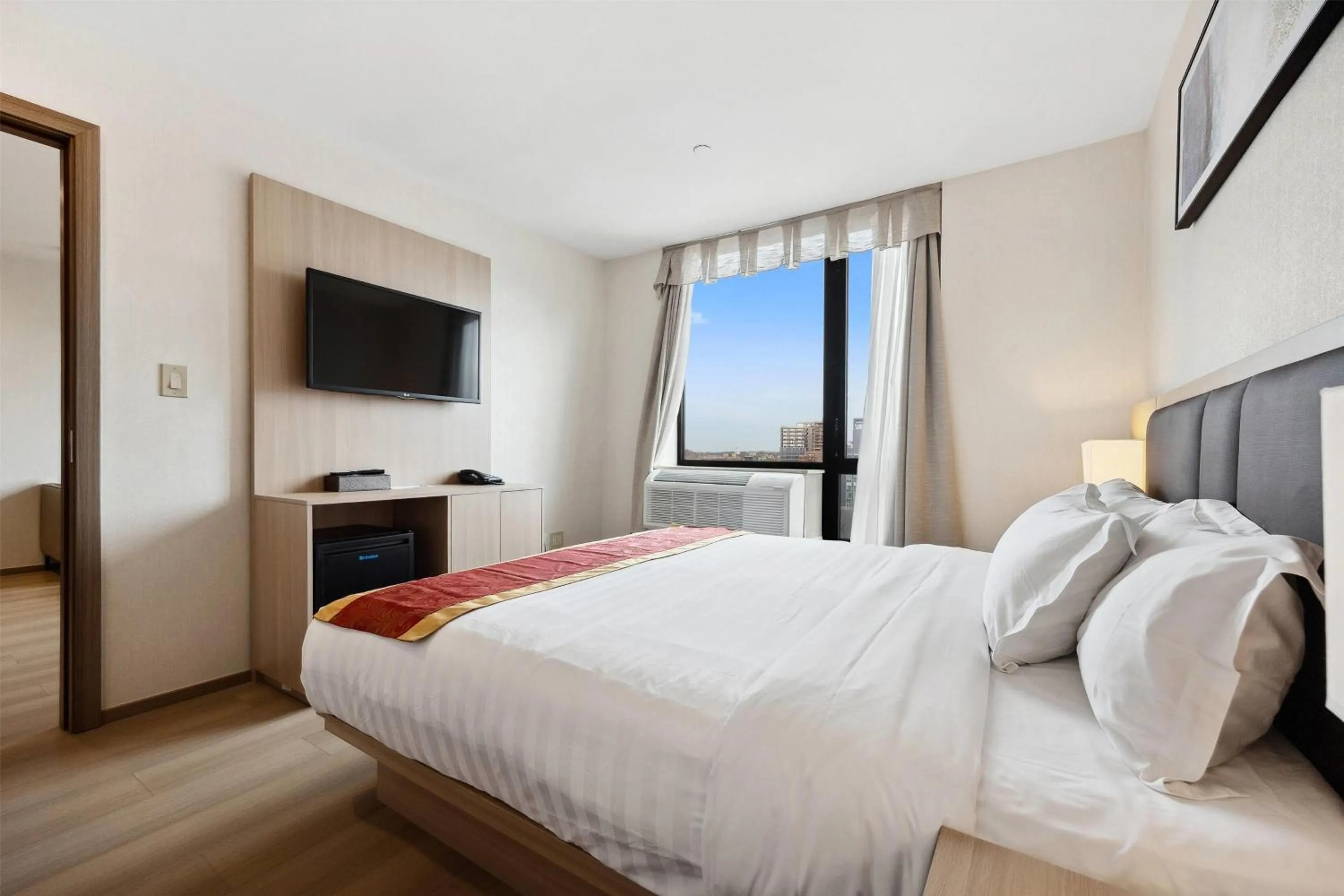 Executive Queen Suite in Ramada by Wyndham Flushing Queens