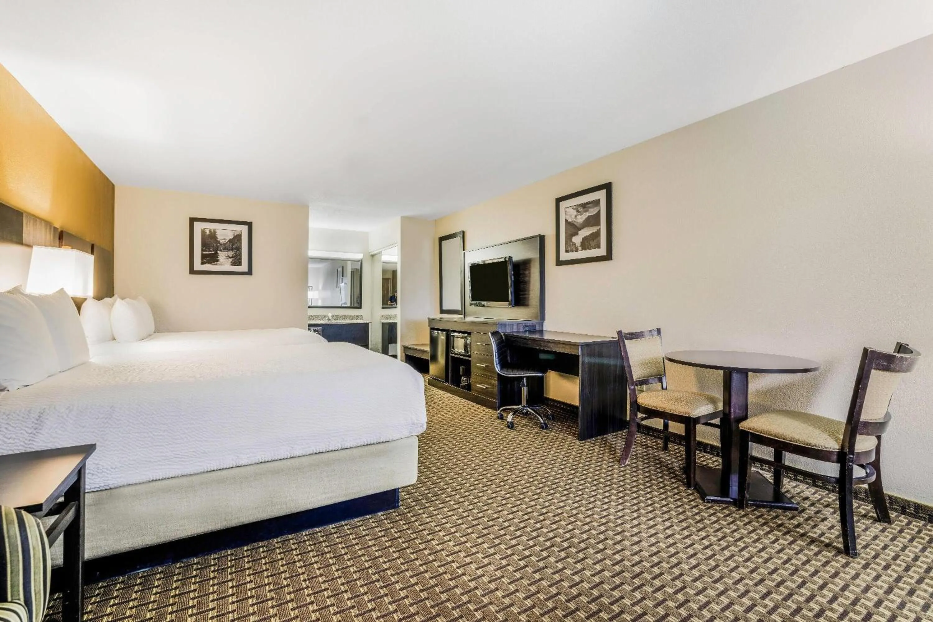 Queen Room with Two Queen Beds - Non-Smoking in Baymont by Wyndham Cortez