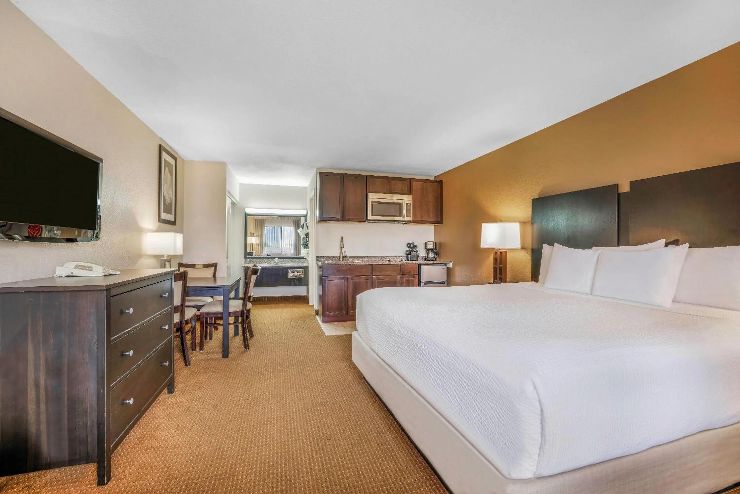 King Studio - Non-Smoking in Baymont by Wyndham Cortez