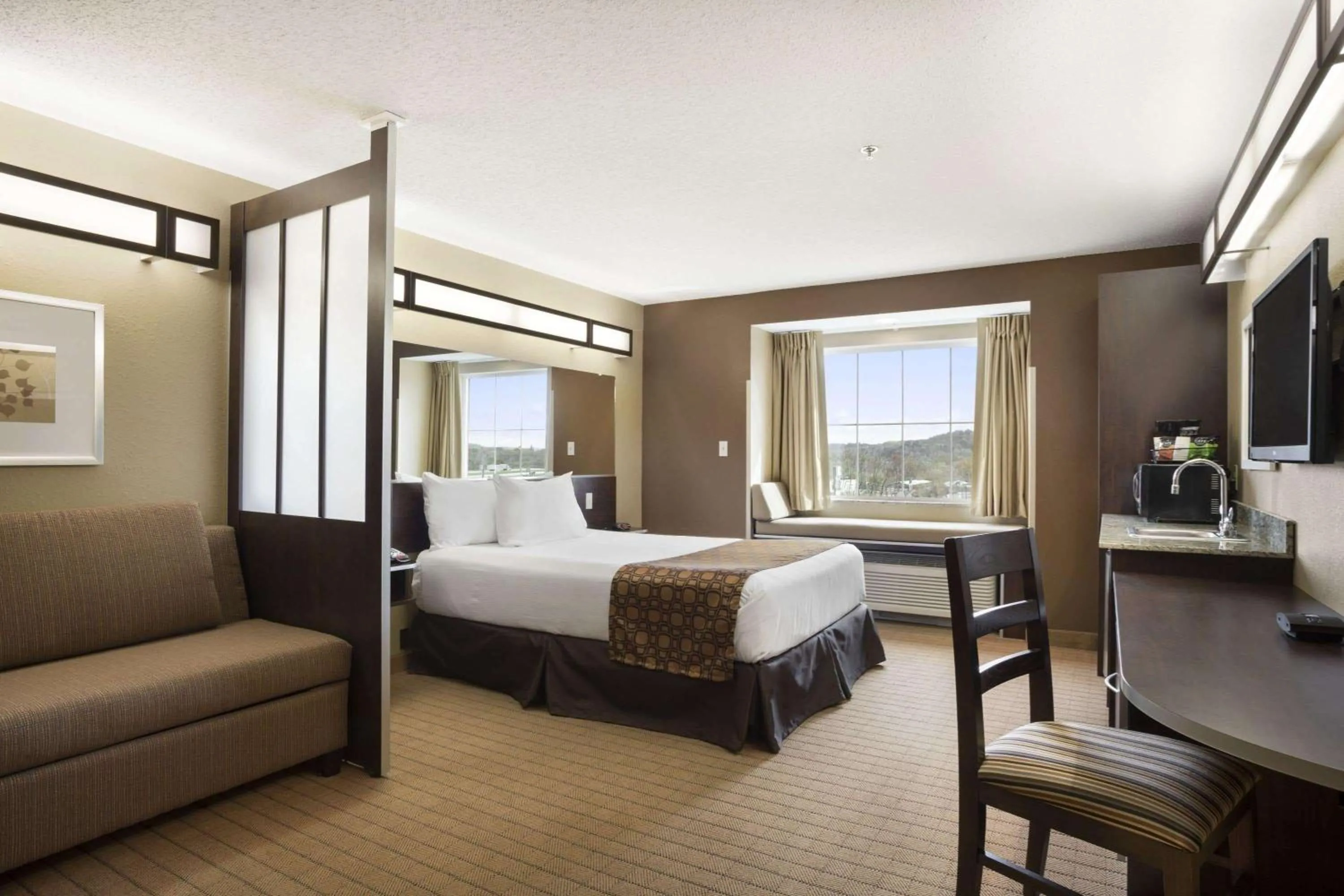 Deluxe Queen Room - Mobility Access/Non-Smoking in Microtel Inn & Suites by Wyndham Cambridge