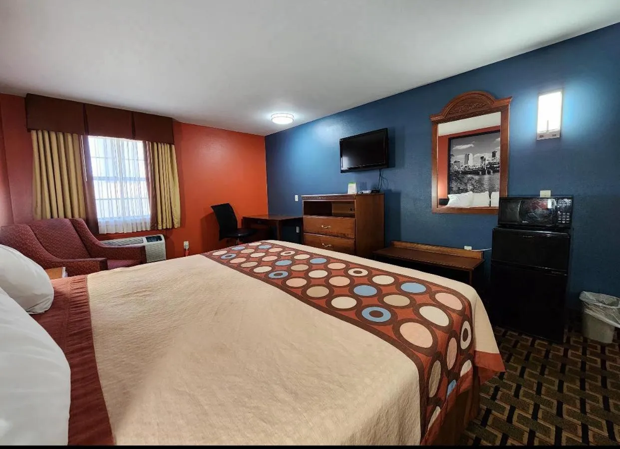 Standard King Room - Smoking in Super 8 by Wyndham White Hall