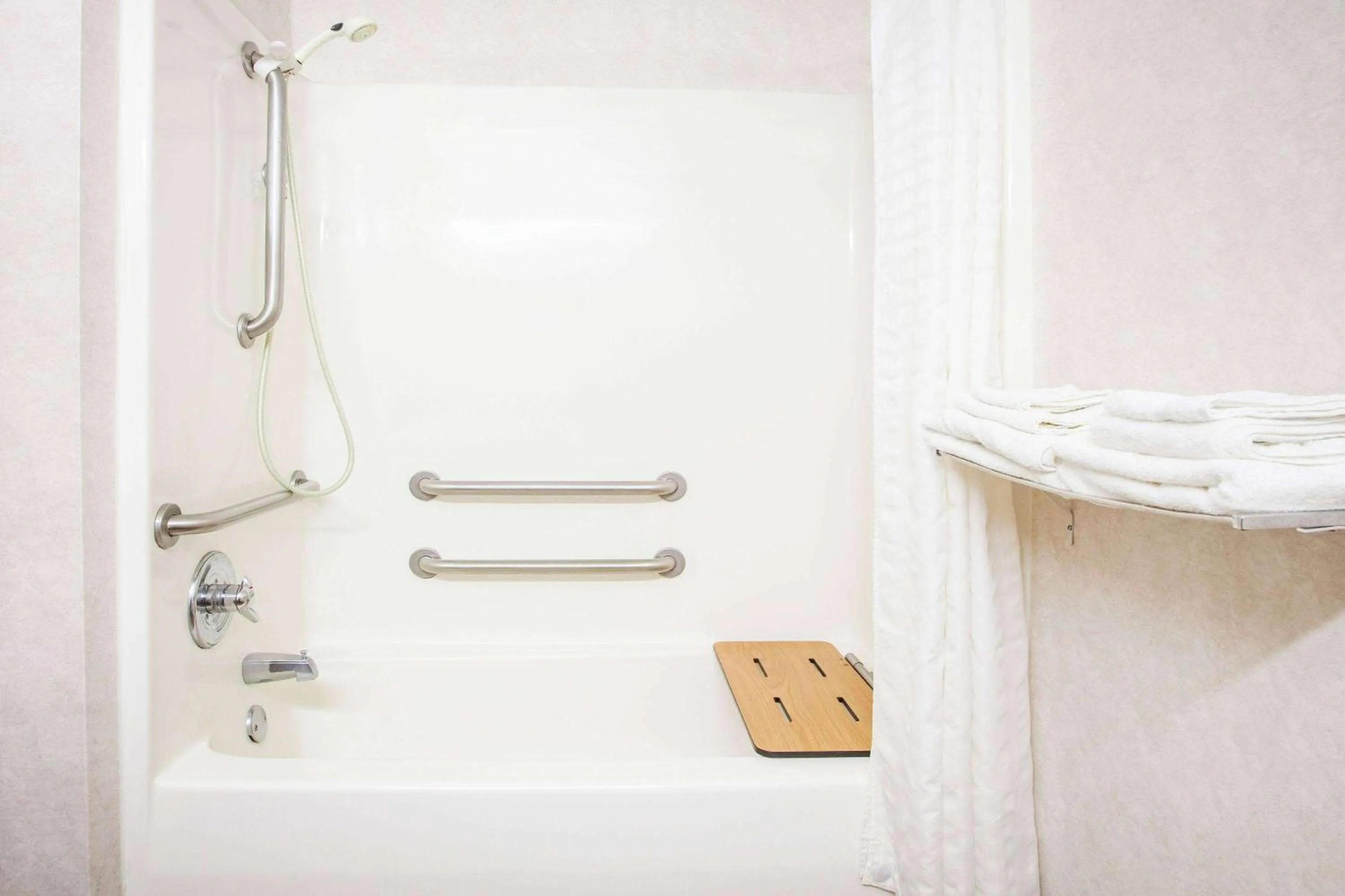 King Room - Mobility Accessible/Non-Smoking in Super 8 by Wyndham White Hall