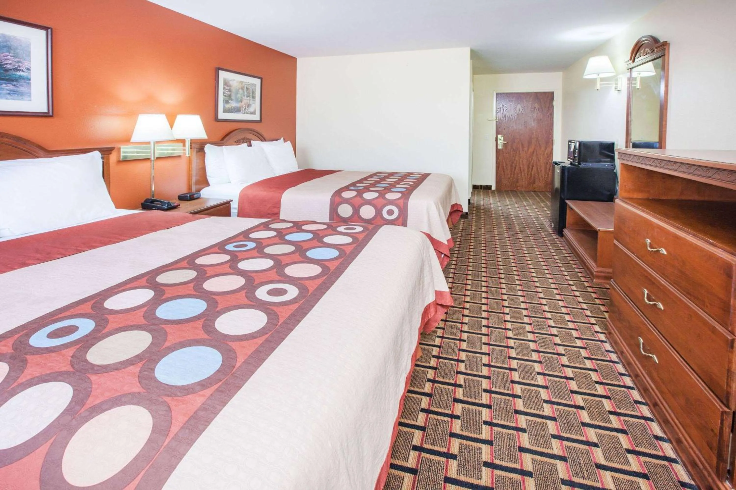 Studio Suite with Two Queen Beds - Non-Smoking in Super 8 by Wyndham White Hall