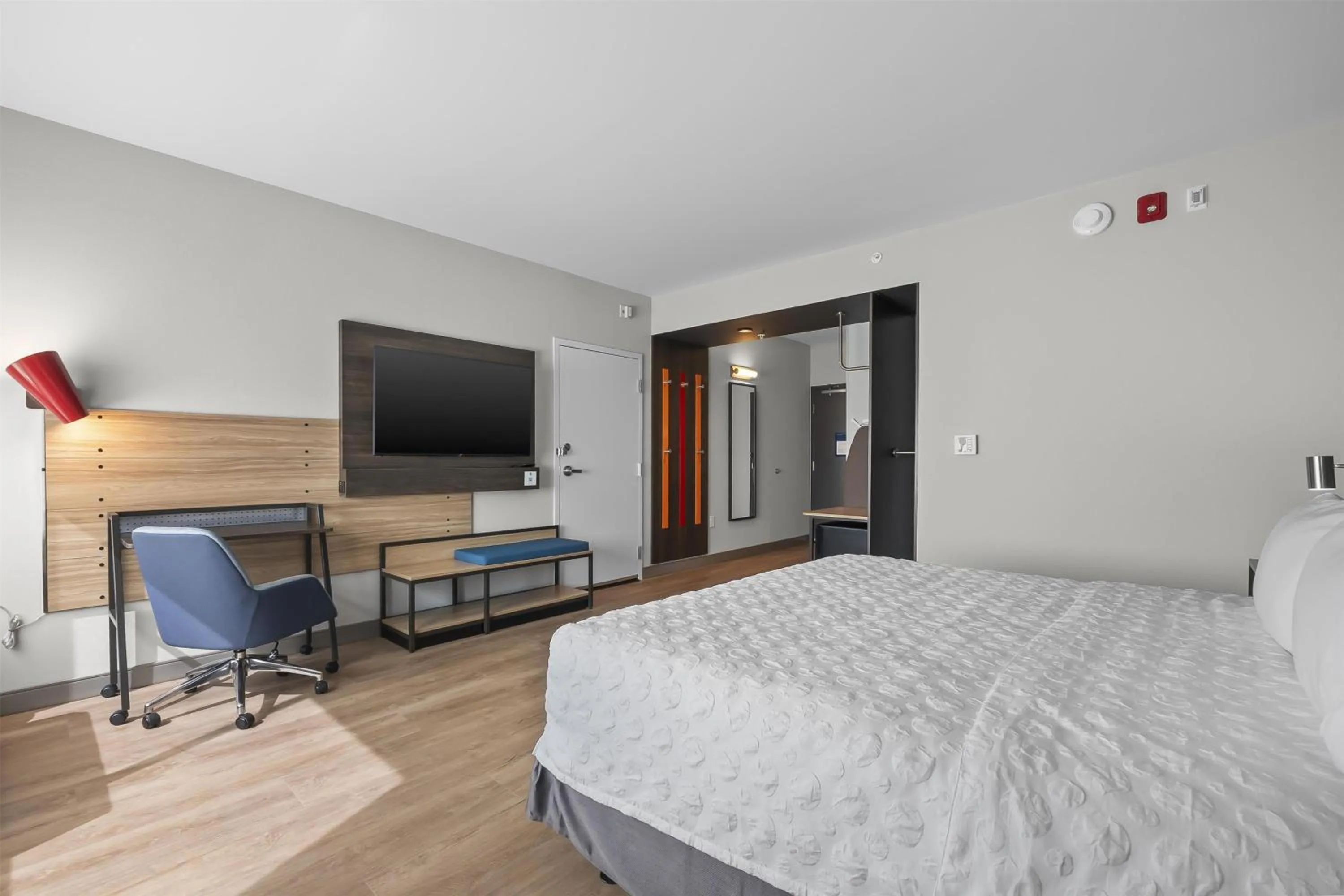 King Room with Bath Tub - Mobility and Hearing Access in Tru By Hilton Cape Girardeau