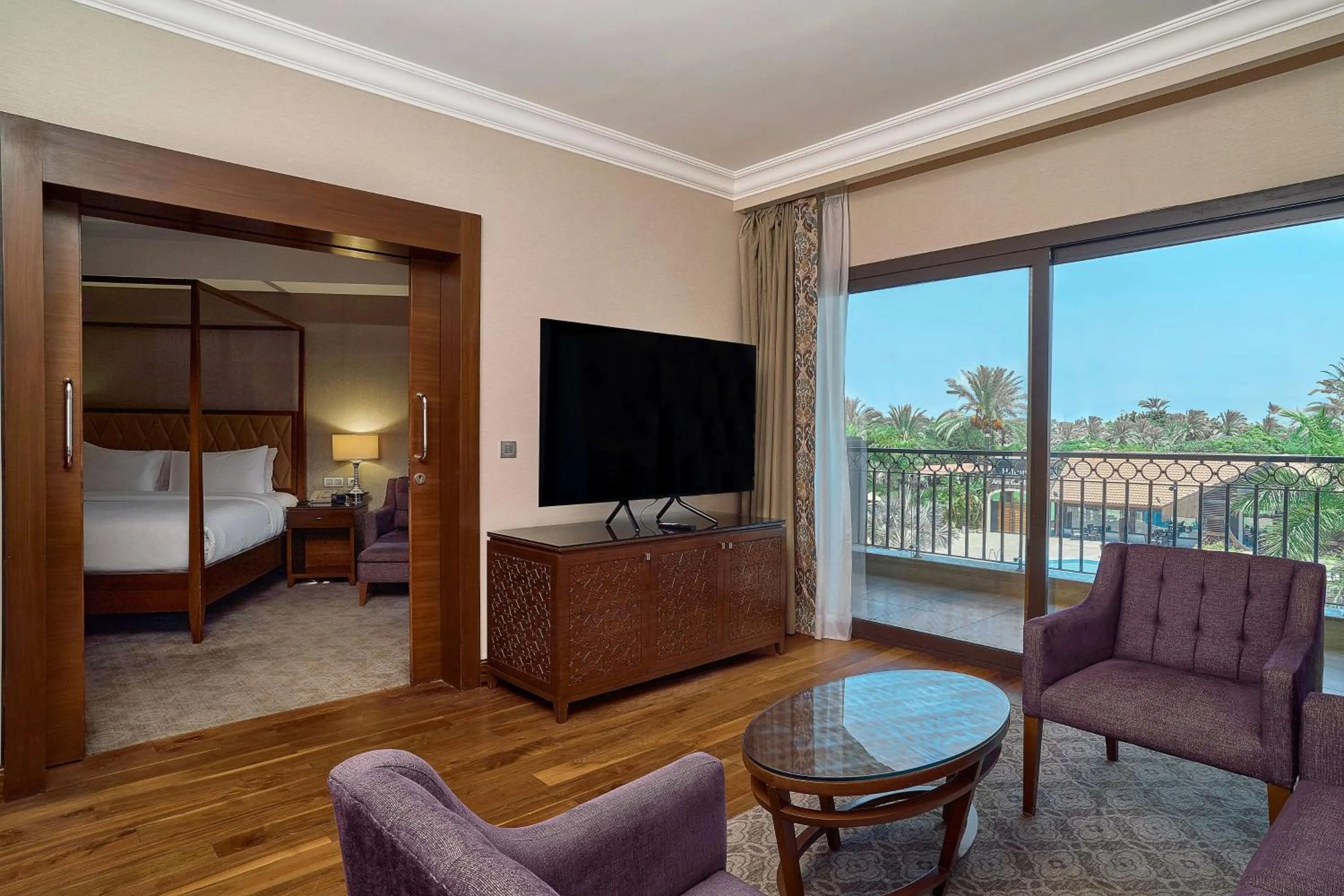 One-Bedroom King Suite with Pool View in Hilton Alexandria King's Ranch Hotel