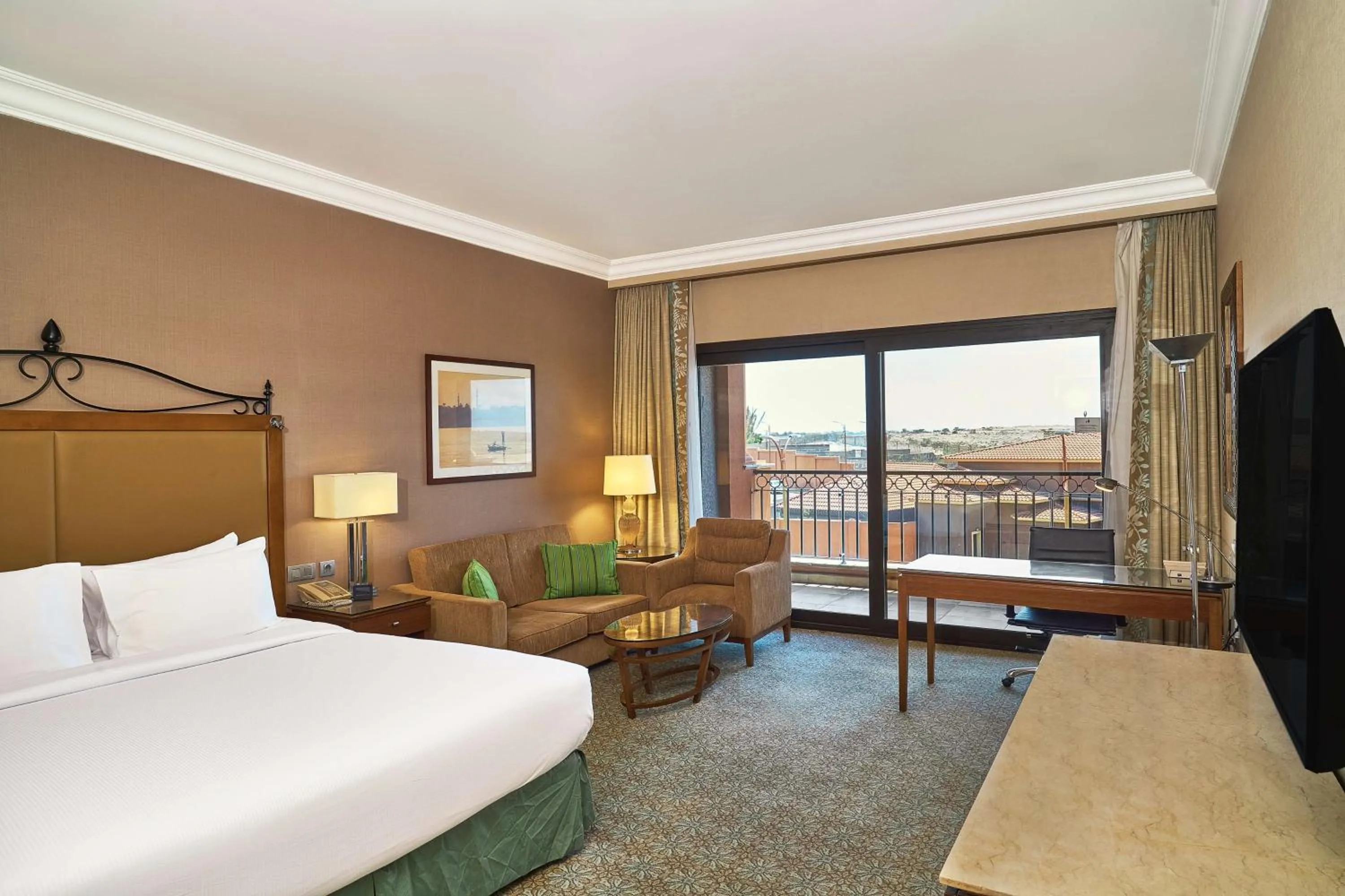 King Guest Room with Balcony in Hilton Alexandria King's Ranch Hotel