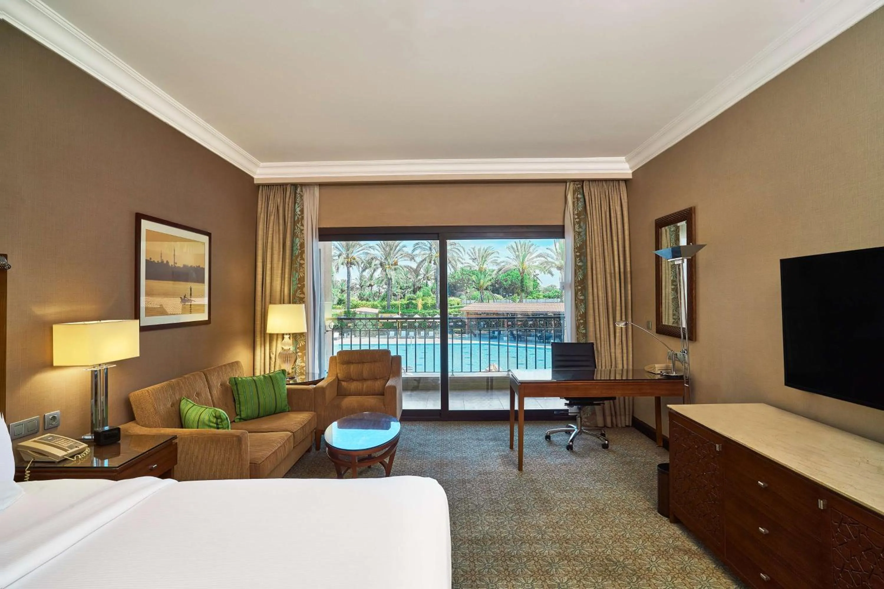 Deluxe King Room in Hilton Alexandria King's Ranch Hotel