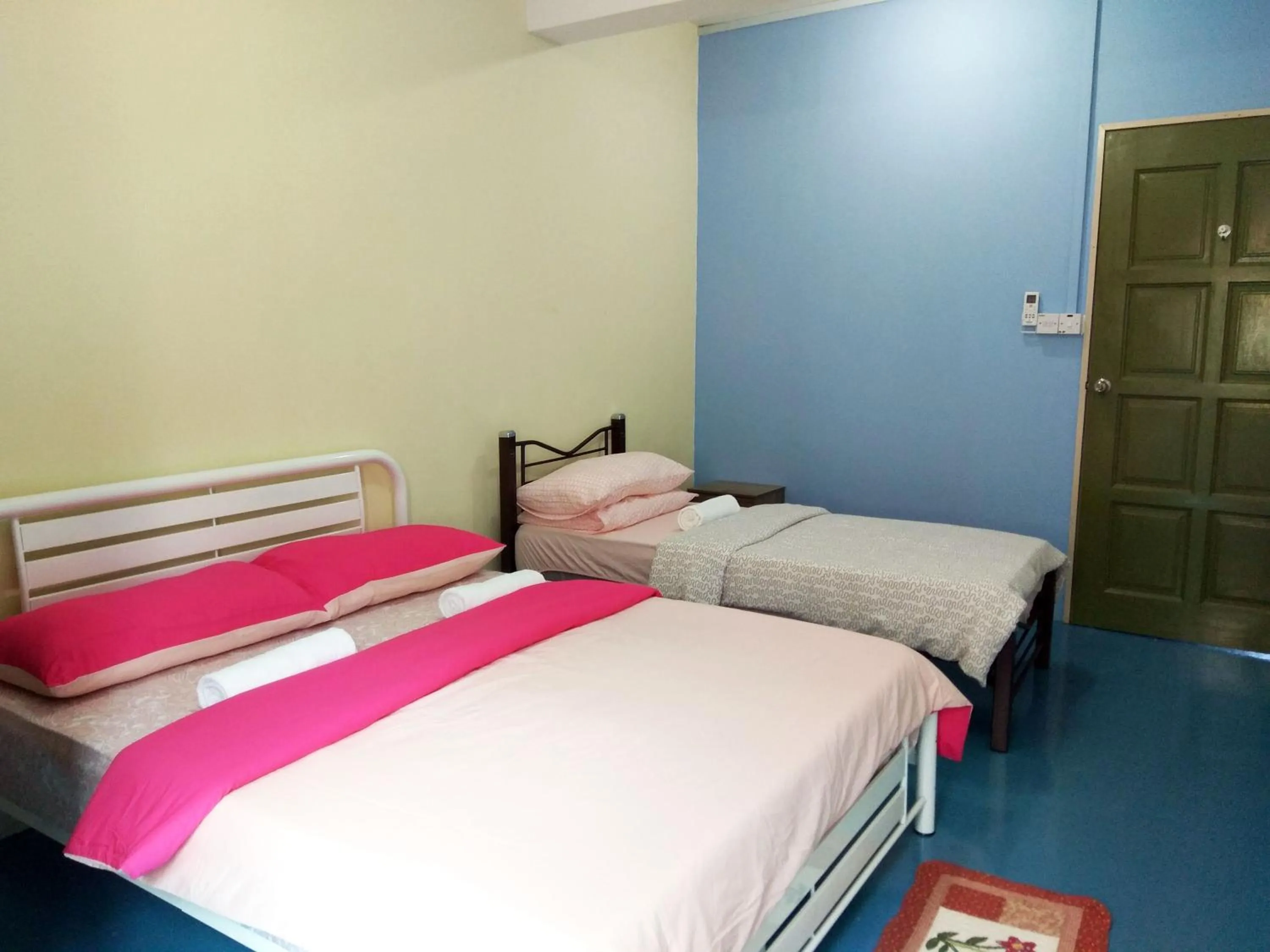 Standard Triple Room in Sandakan Backpackers Hostel