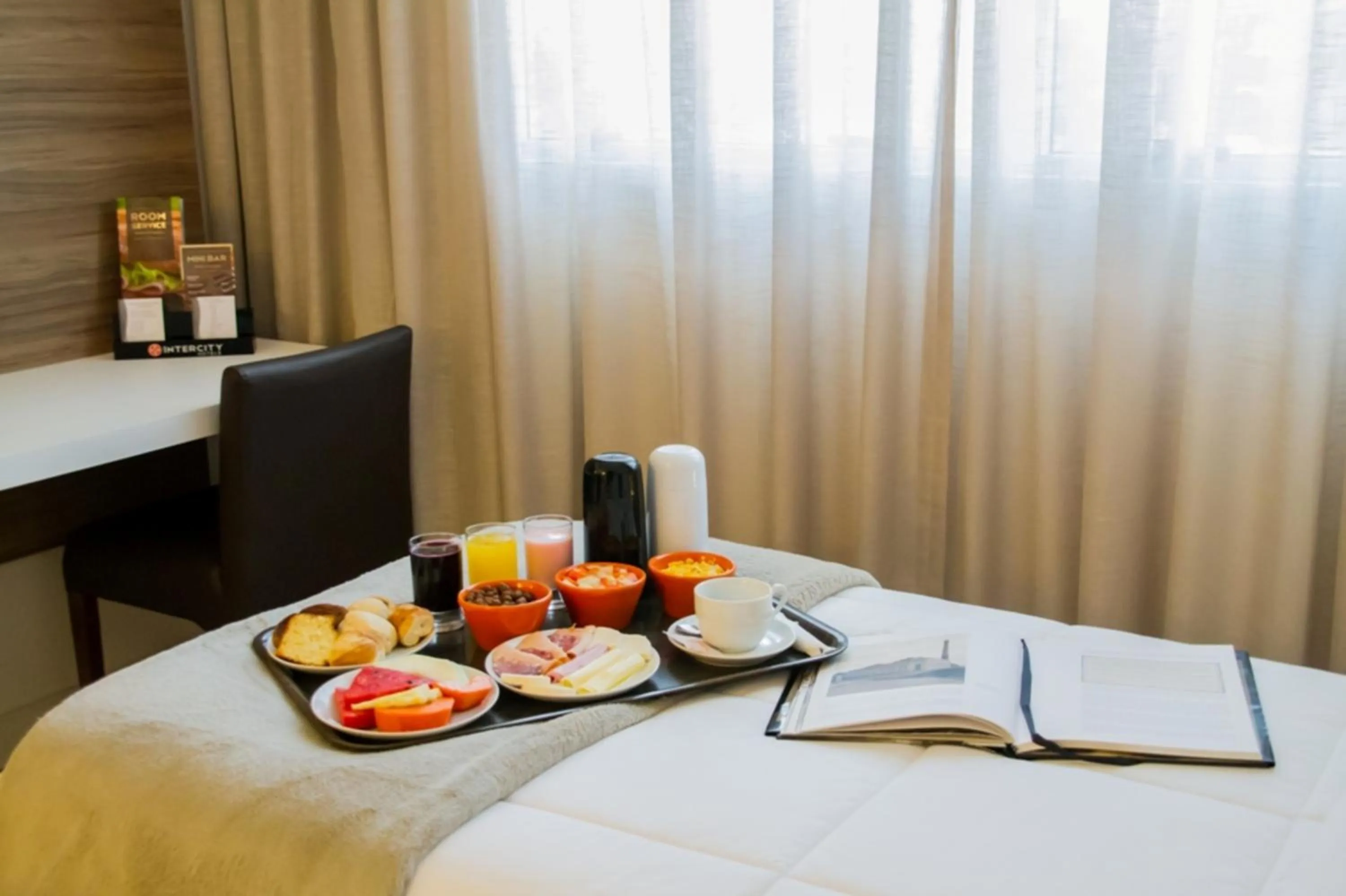 Deluxe Twin Room 2 single beds - single occupancy in Intercity Gravataí