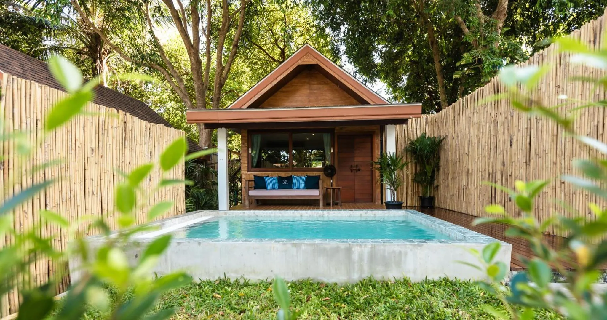 Bungalow Garden view in The Cliff Lipe