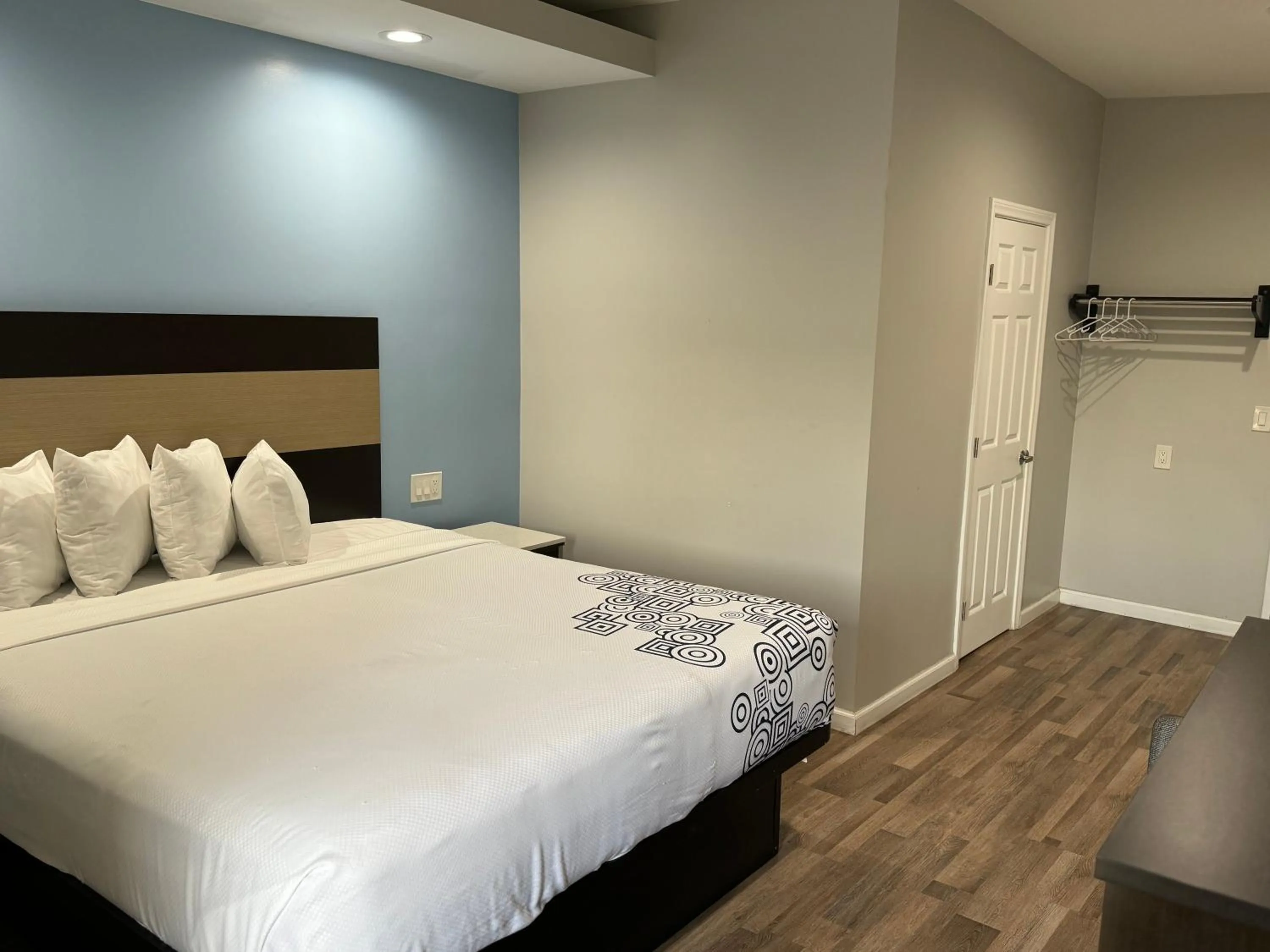 King Room with Balcony in Moonlite Inn