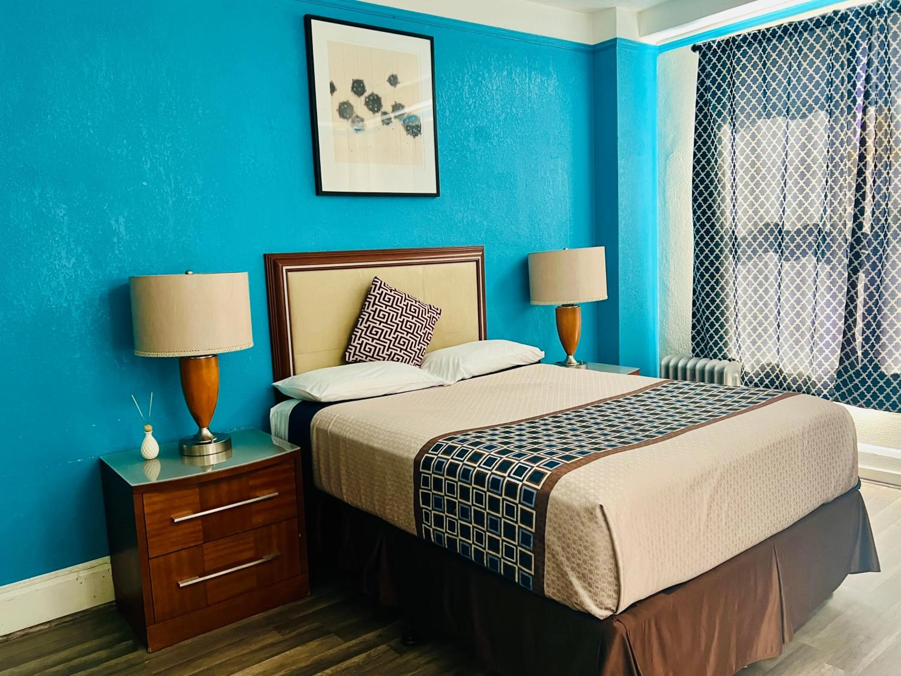 Queen Room with Private Bathroom in Admiral Hotel