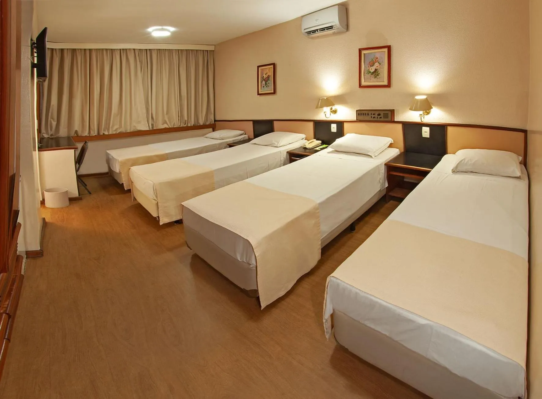 Superior Quadruple Room in Lira Hotel
