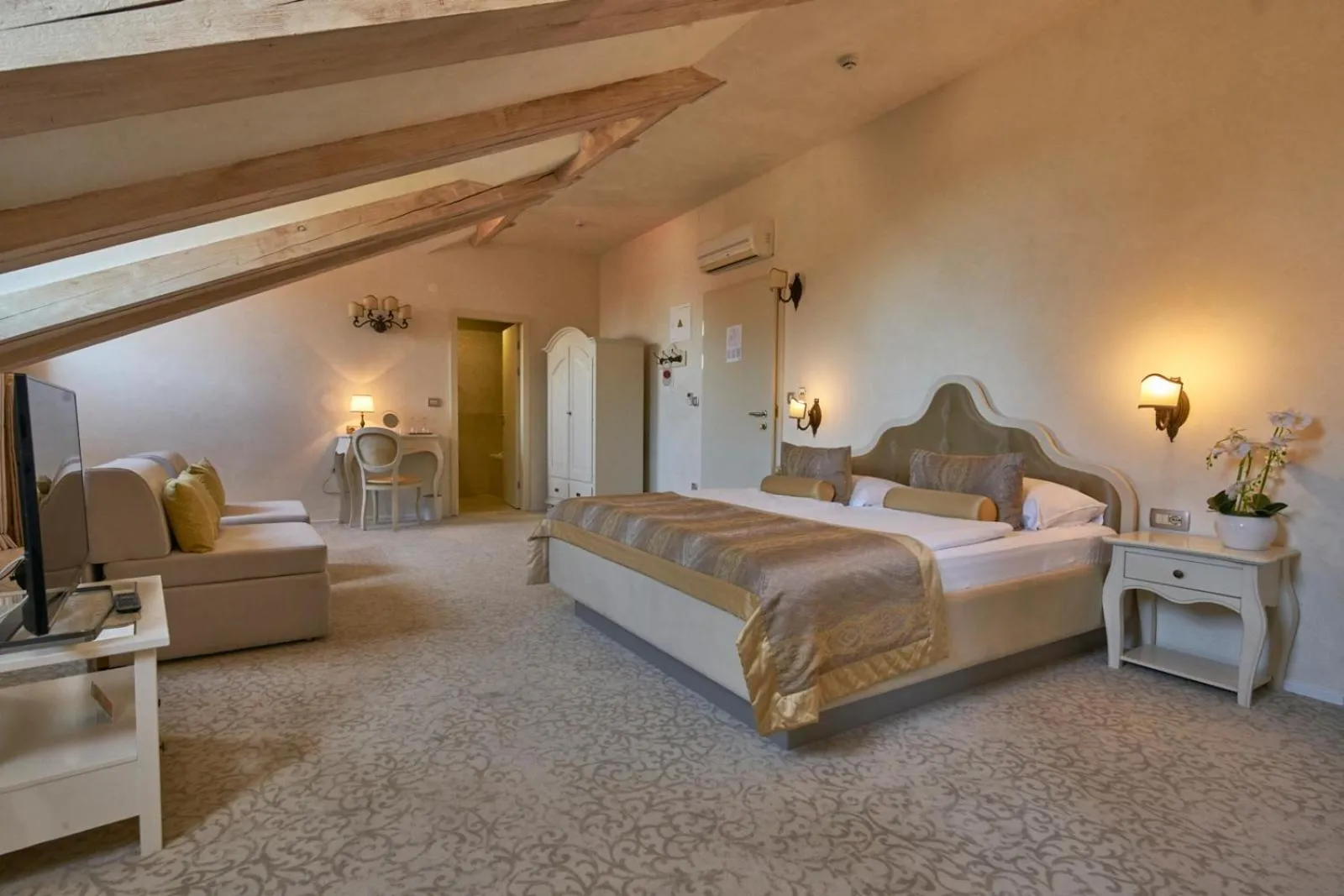 Junior Suite - single occupancy in Heritage Hotel Life Palace