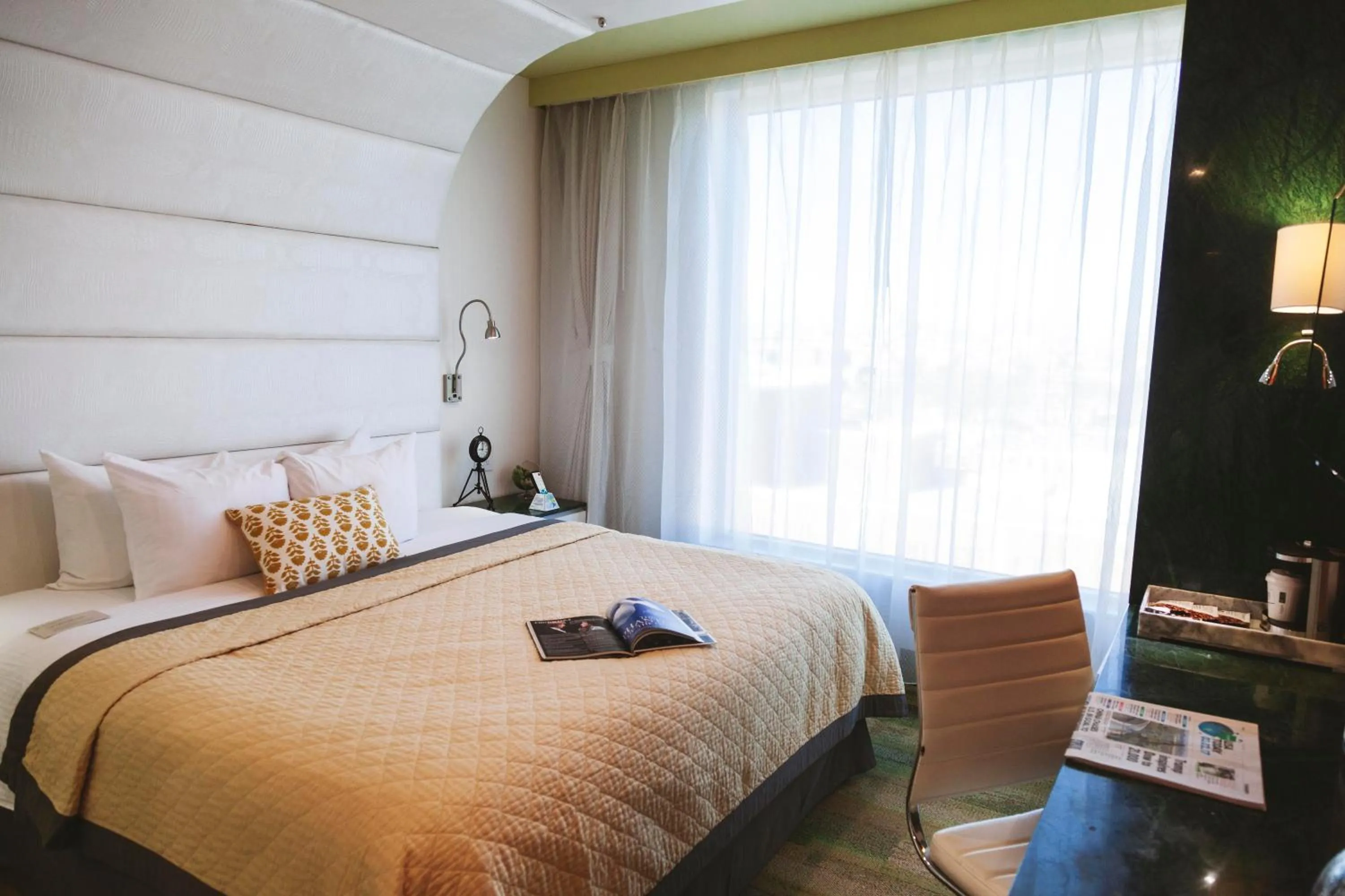 Premium King Room with Roll-in Shower - Mobility/Hearing Accessible - Non-Smoking in Wyndham Garden Brooklyn Sunset Park