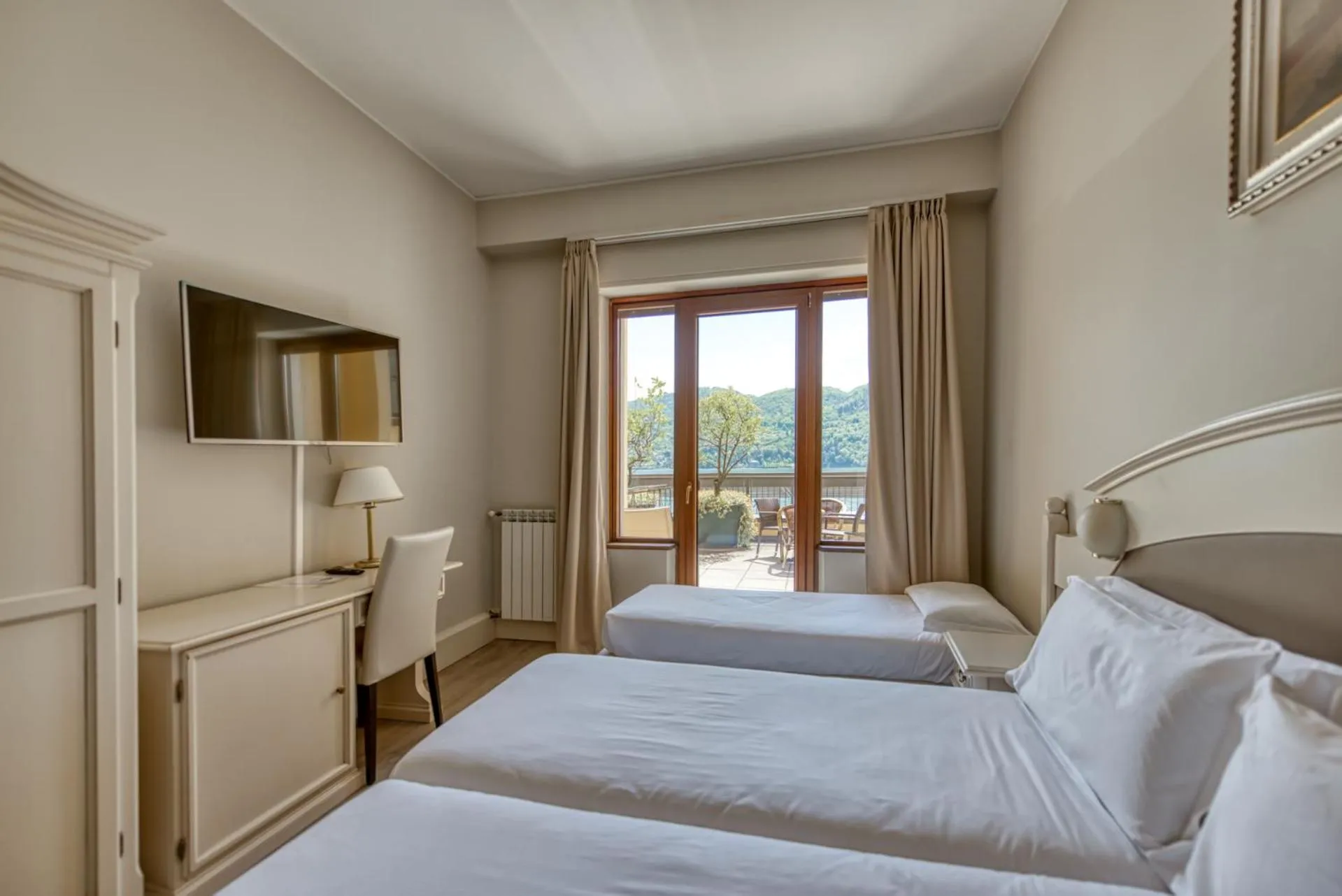 Triple Room with Lake View and Balcony in Hotel Bazzoni