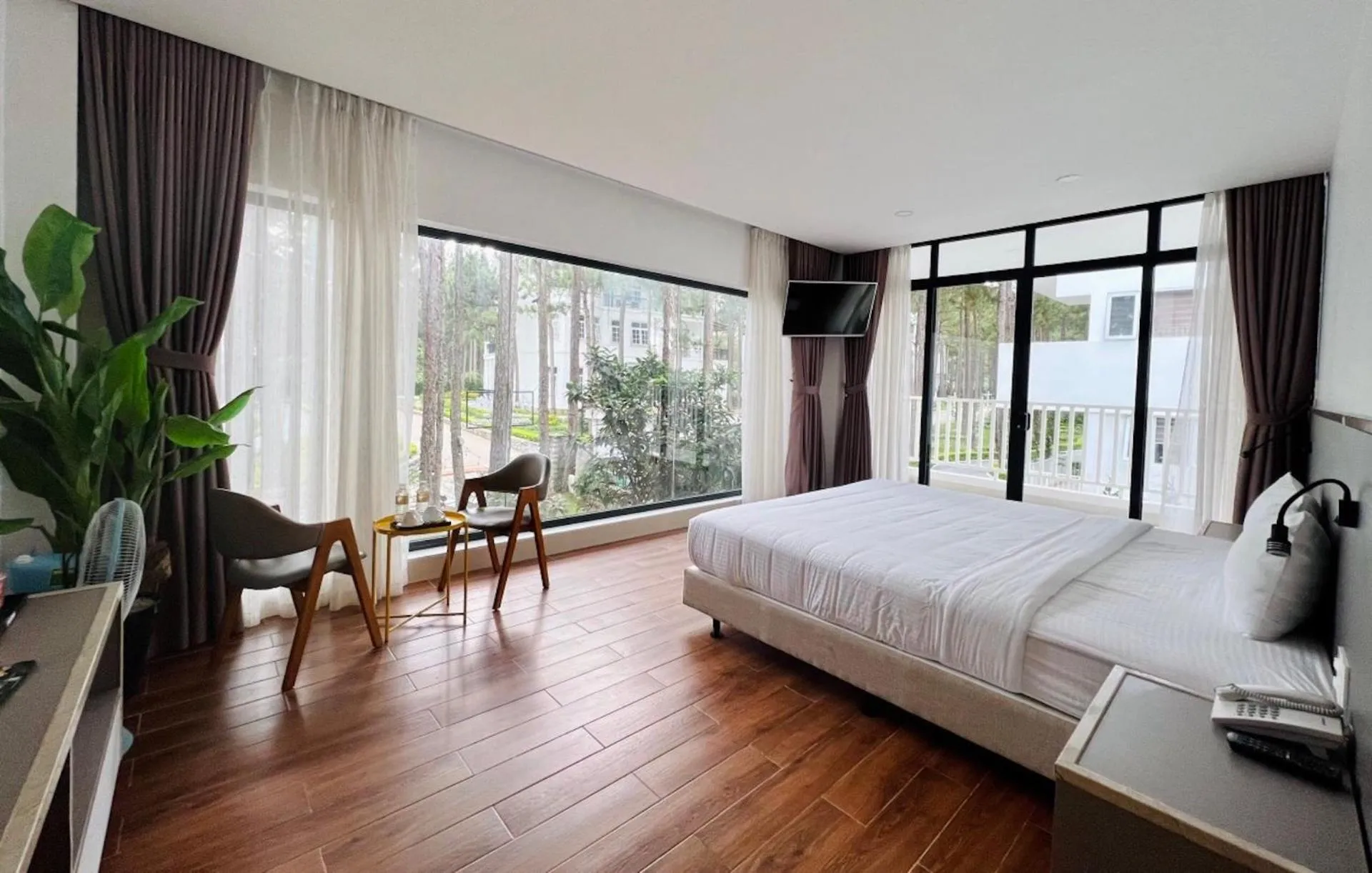 Deluxe Double Room with Bath in Romeo & Juliet Dalat