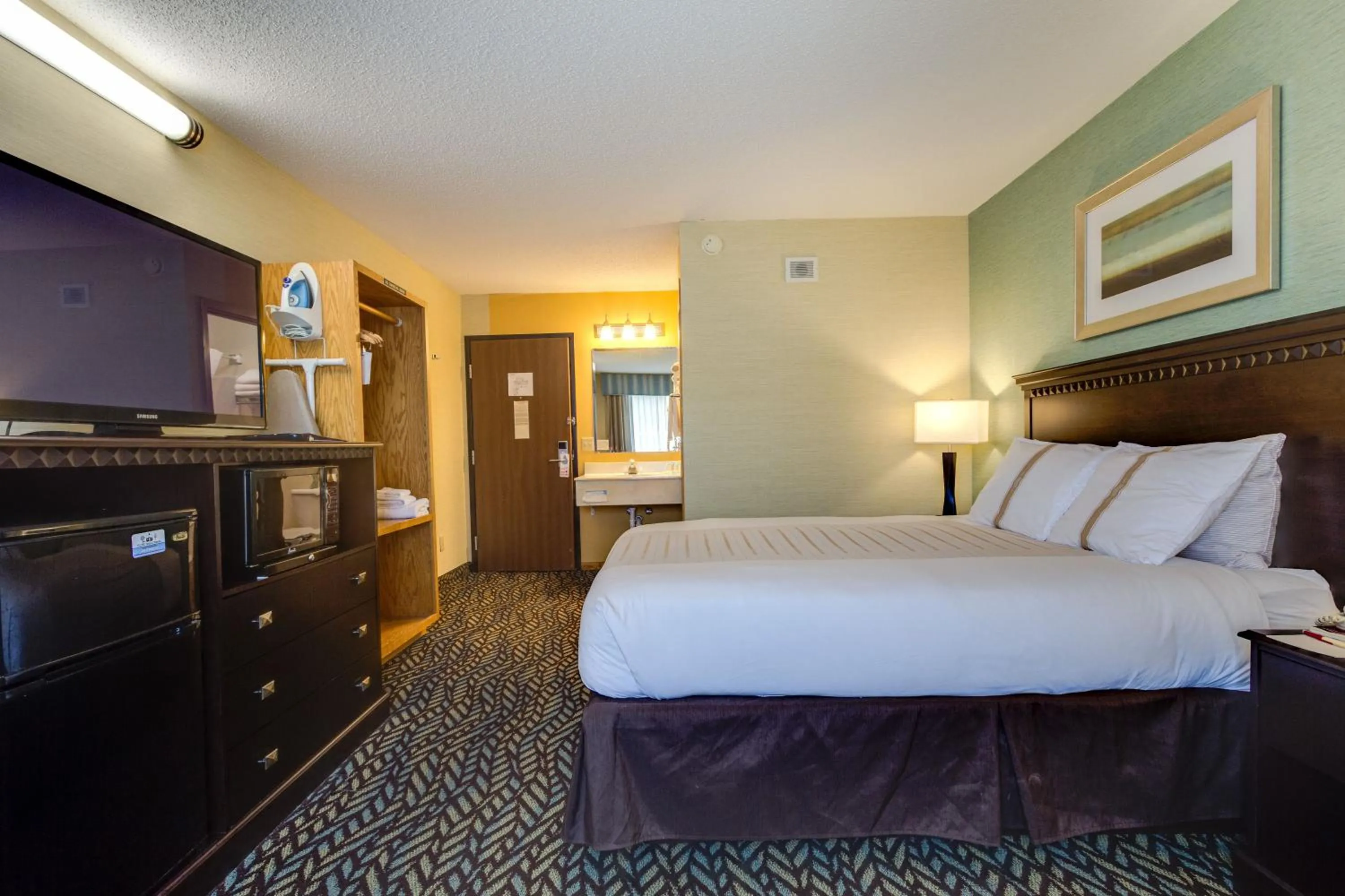 Queen Room - Disability Access in Fireside Inn and Suites