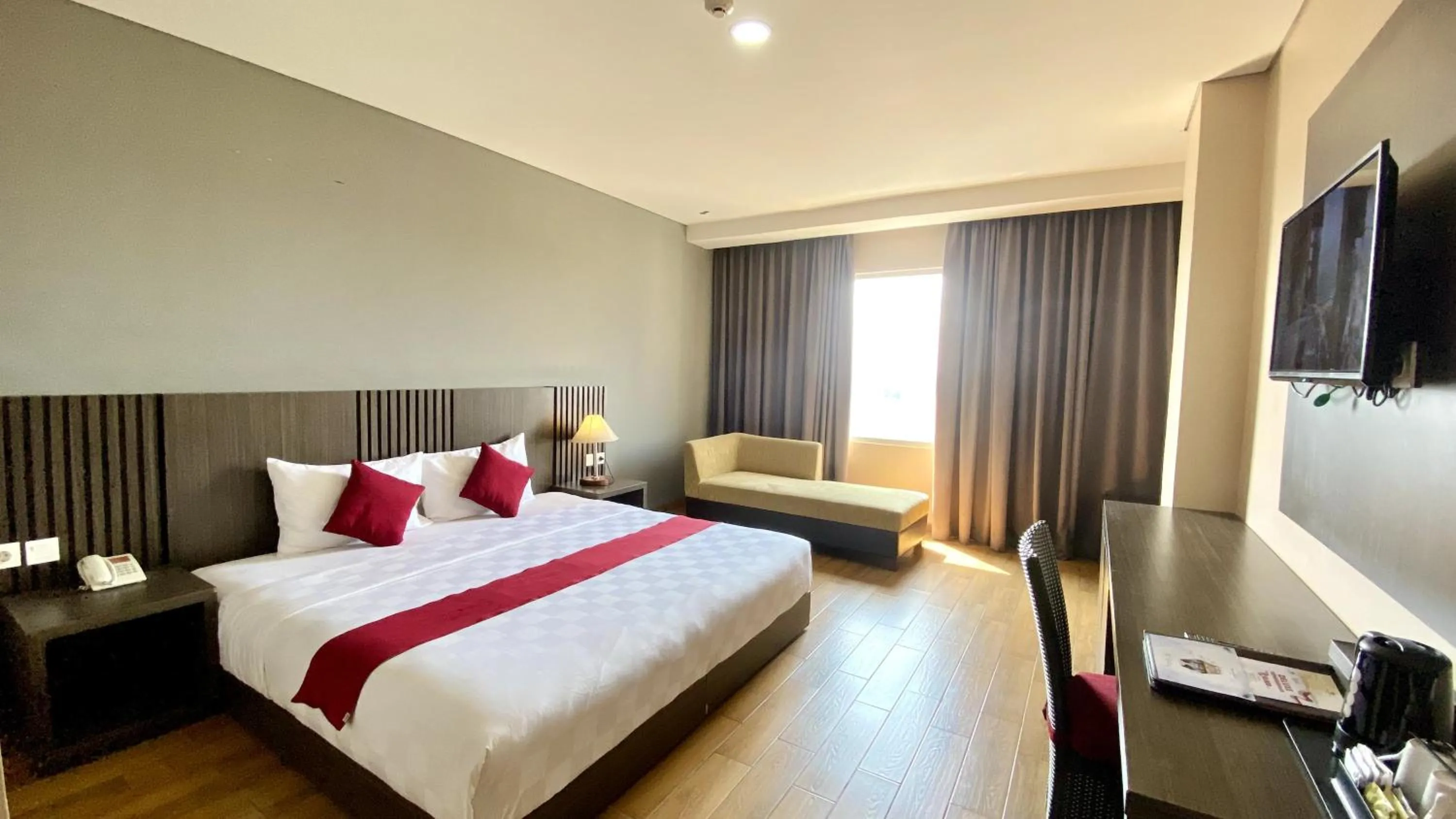 Deluxe Double Room in Merapi Merbabu Hotels Bekasi