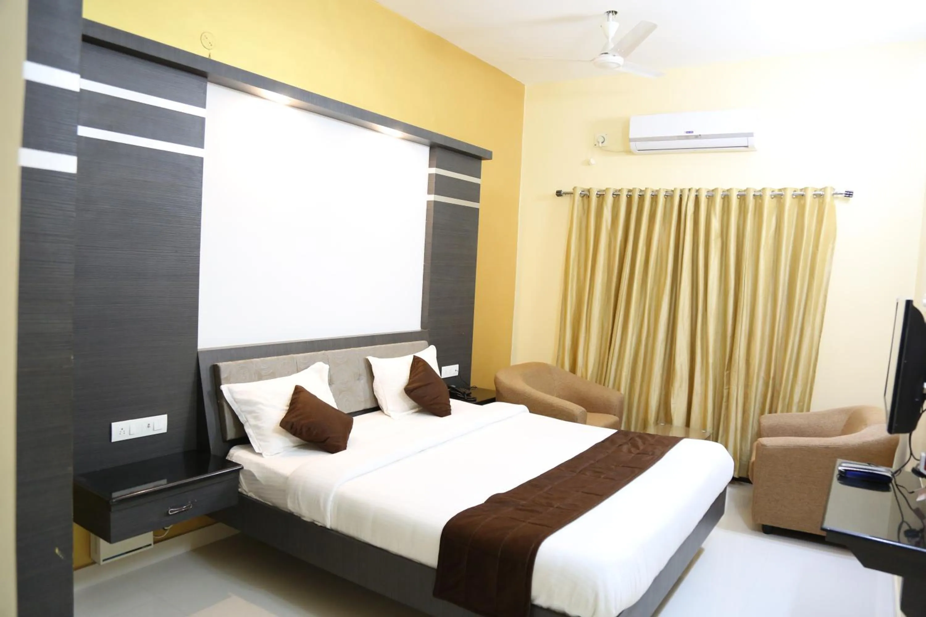 Deluxe Double Room - single occupancy in Pine Tree