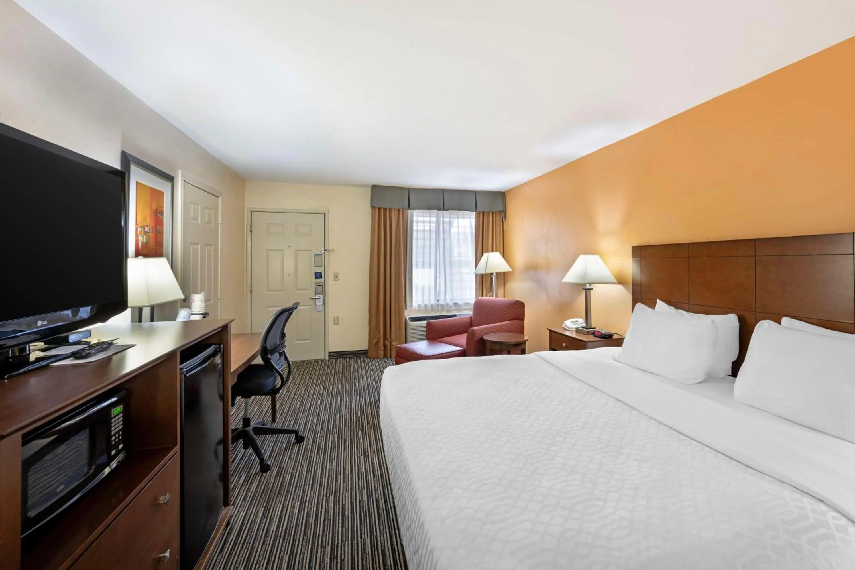 King Room with Bath Tub - Mobility Accessible/Non-Smoking in Best Western Snyder Inn