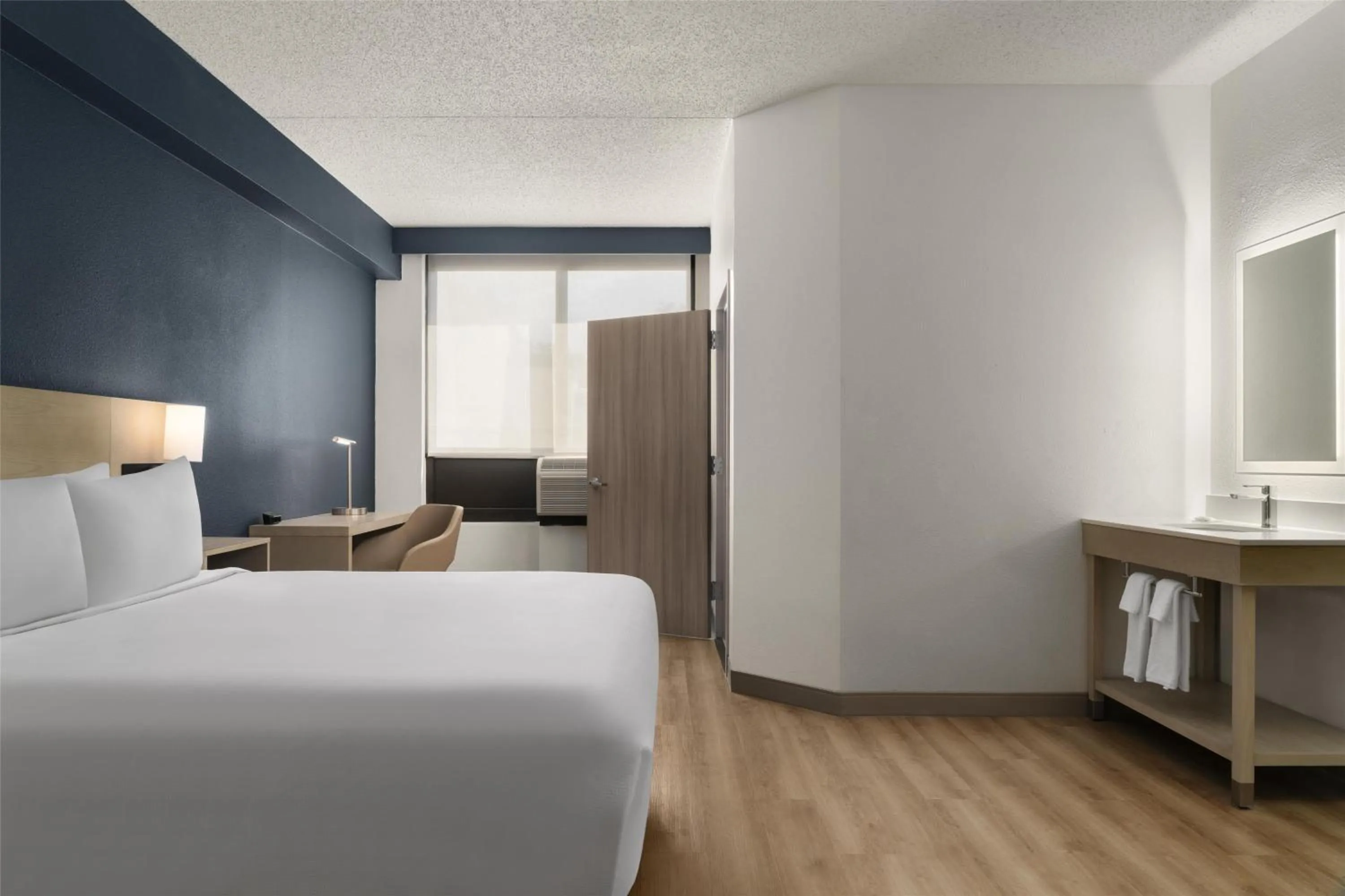 King Room with Sofa Bed and Accessible Tub - Disability Access in Hyatt Place Secaucus Meadowlands