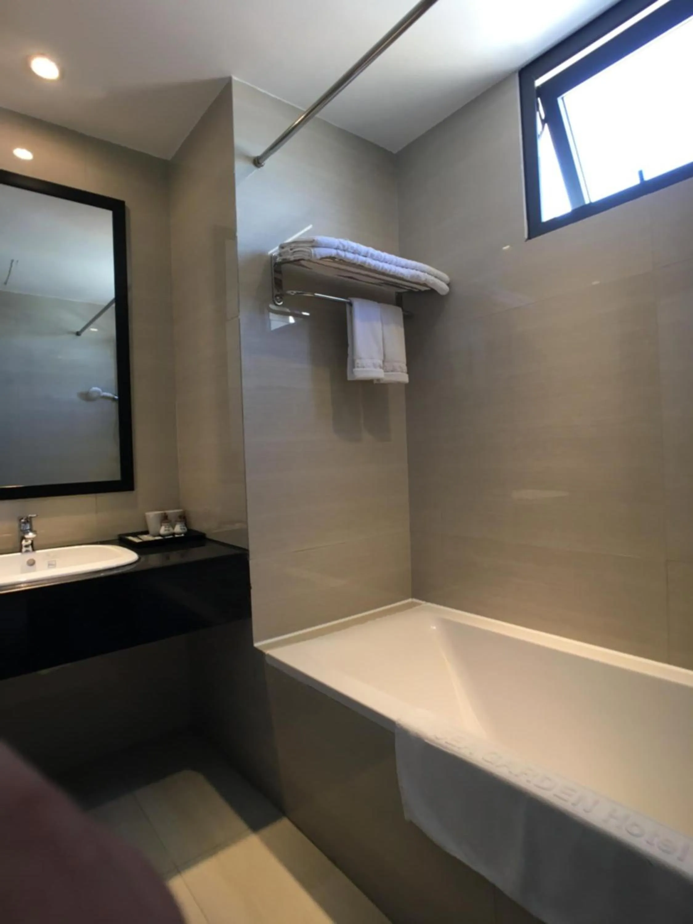 Deluxe Twin Room - Offer 15% Discount Beverage  in Sea Garden Hotel