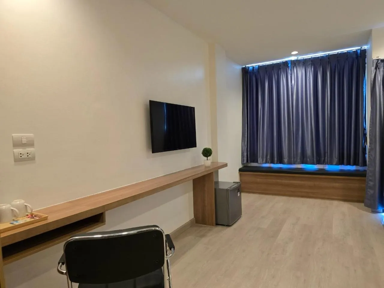 Superior Twin Room in Manee Mantra Hotel, Kanchanaburi