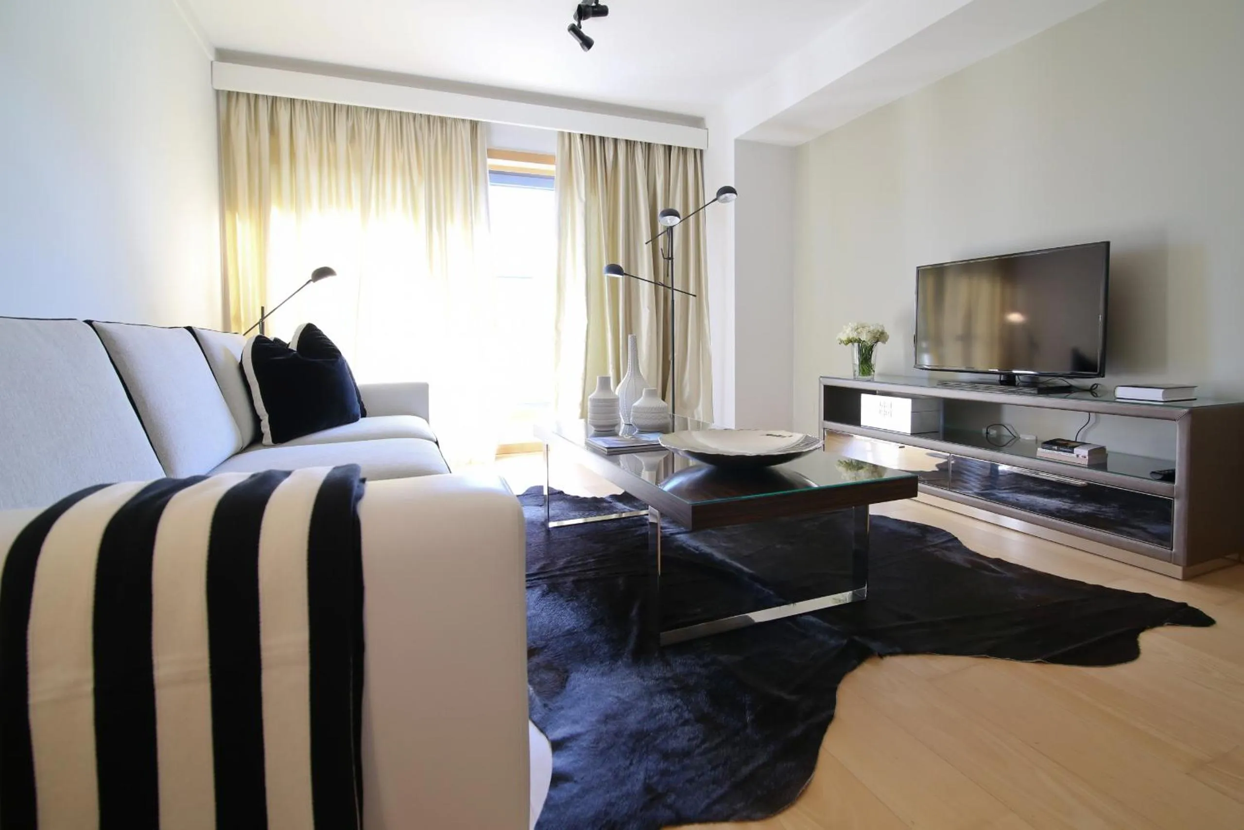 One-Bedroom Apartment with City View in Panoramic Living