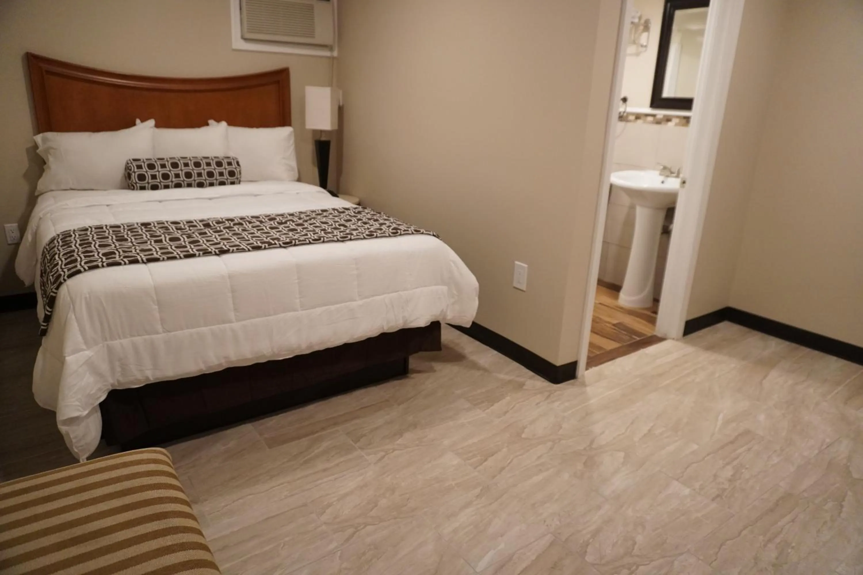 Deluxe Queen Studio  in Beachside Resort