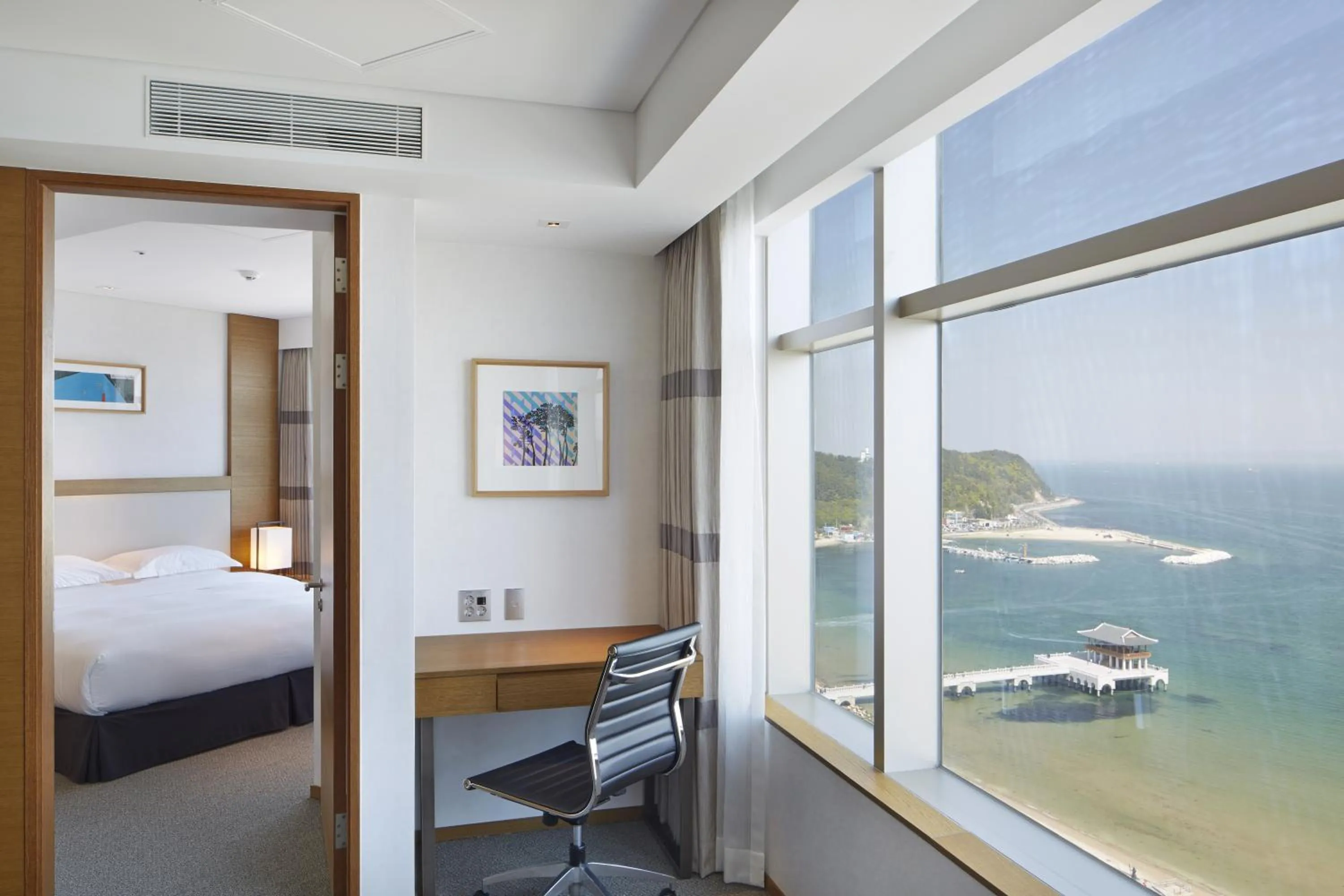 Corner Suite with Sea View in Lahan Hotel Pohang