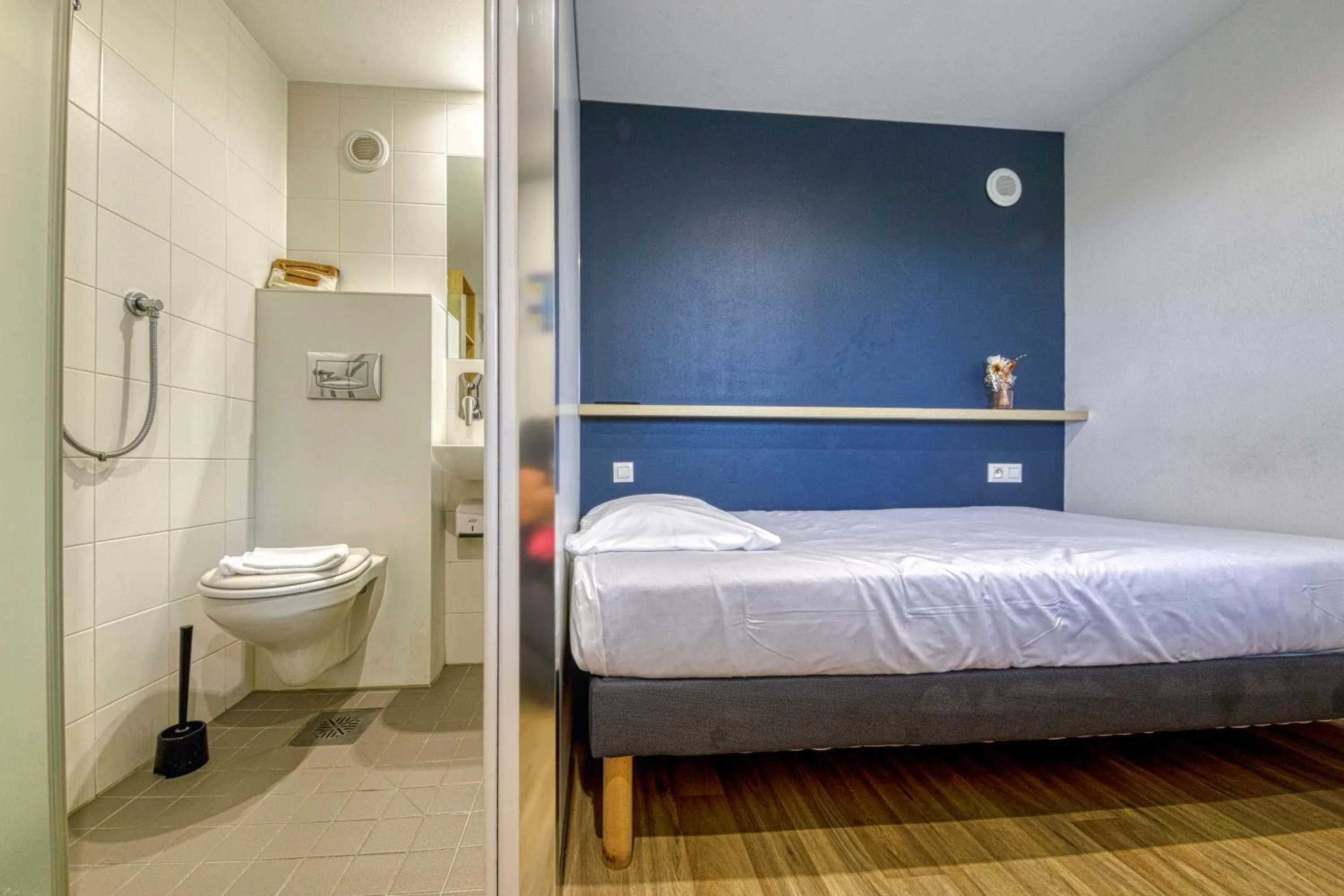 Single Room (Towels, WIFI, TV) in Eklo Hotels Le Havre