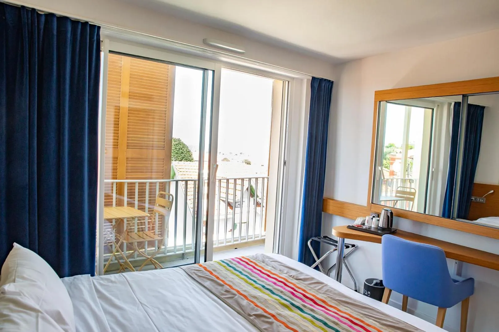 Superior Double Room with Balcony in Best Western Arcachon Le Port