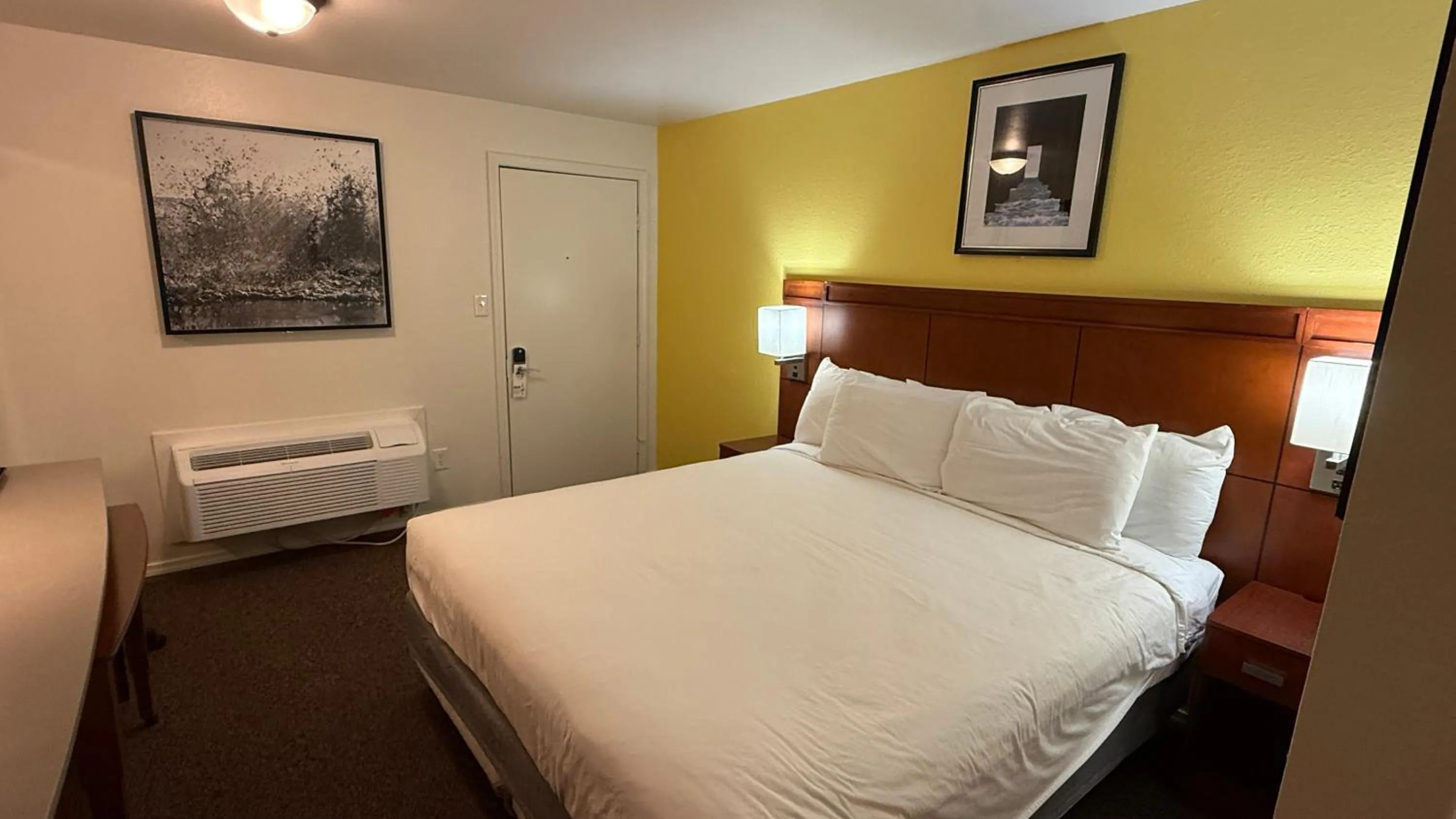 King Room in Lakeshore Inn Water Front