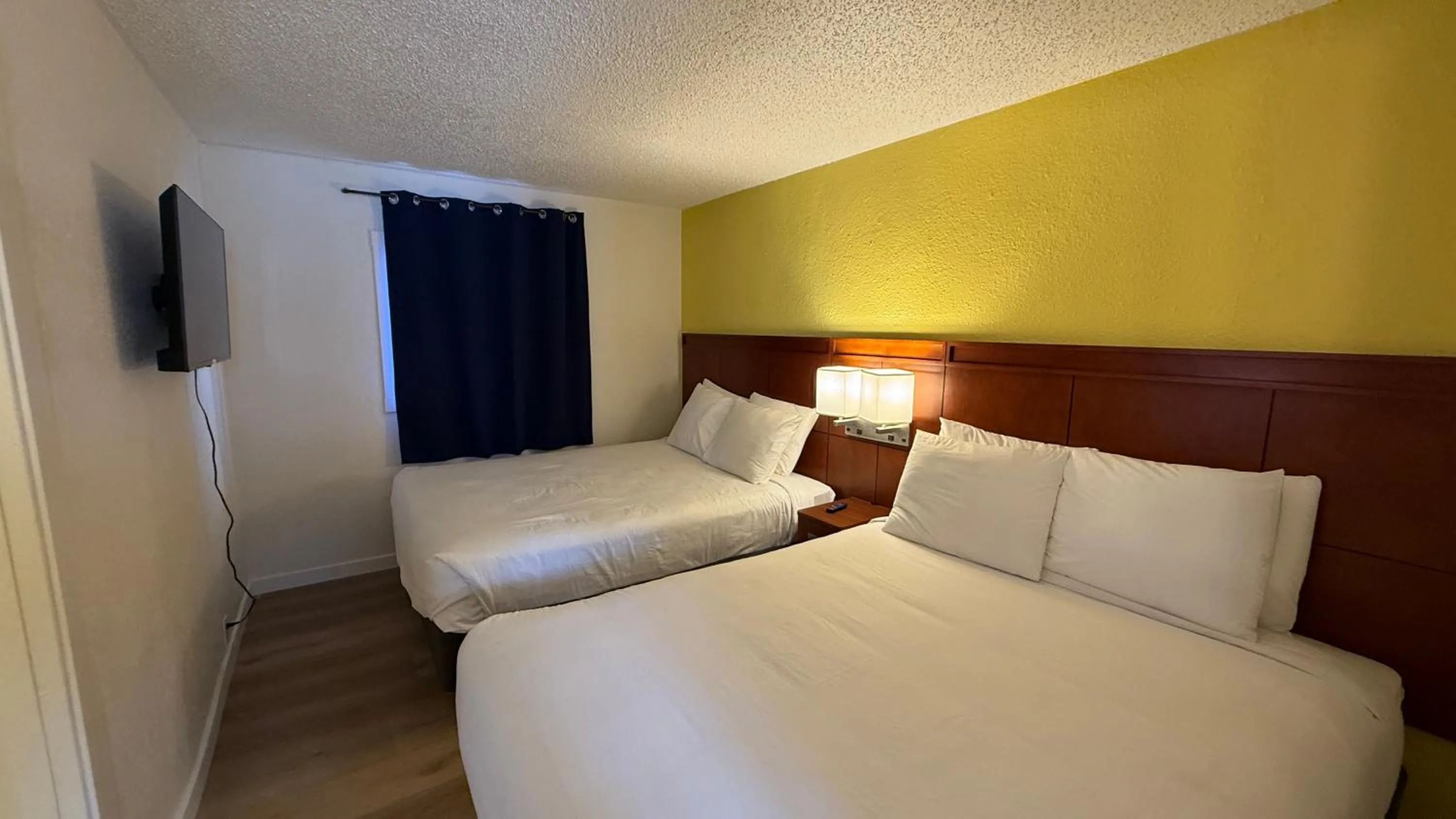 Deluxe Queen Studio  in Lakeshore Inn Water Front