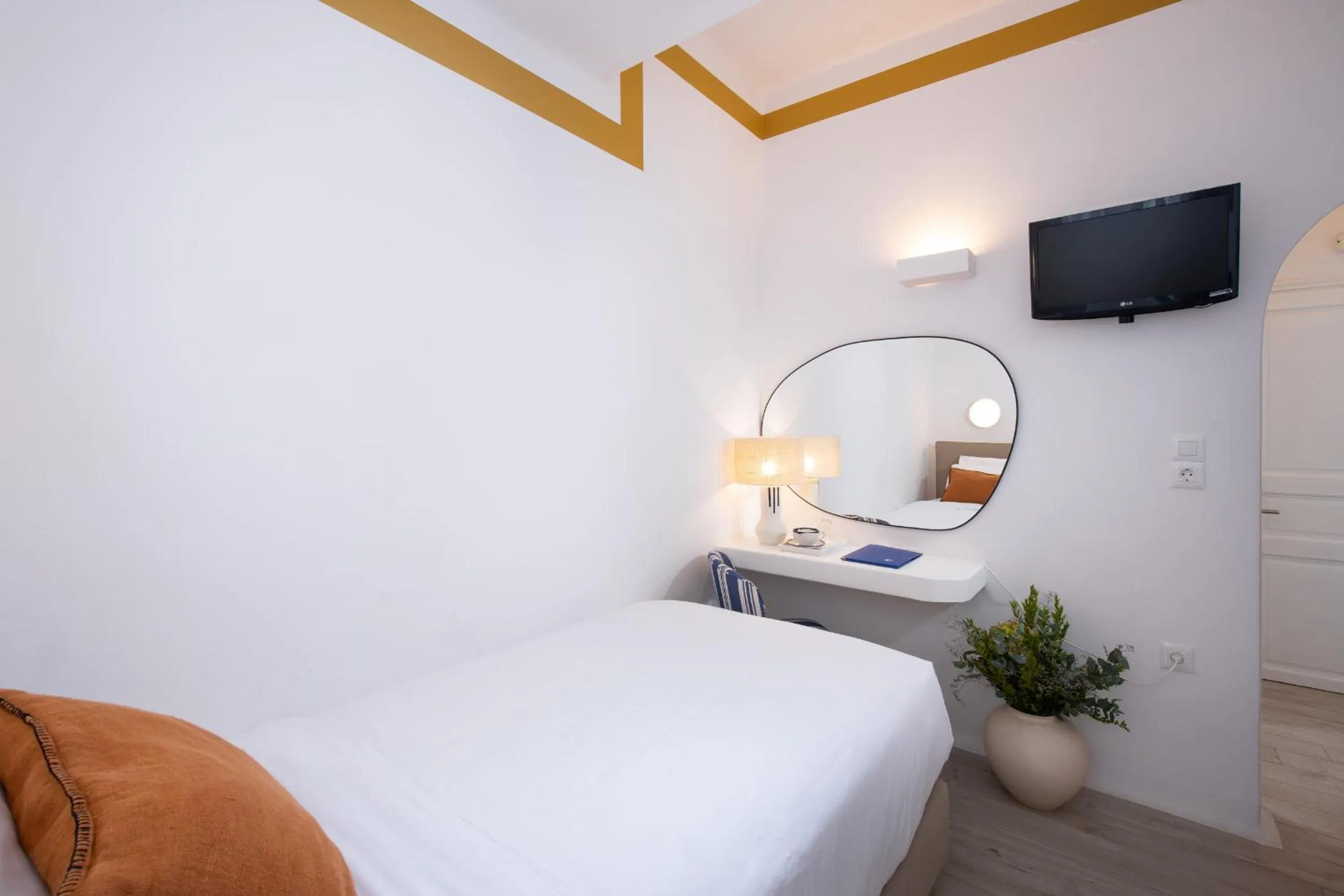 Small Single Room in Hotel Tagoo