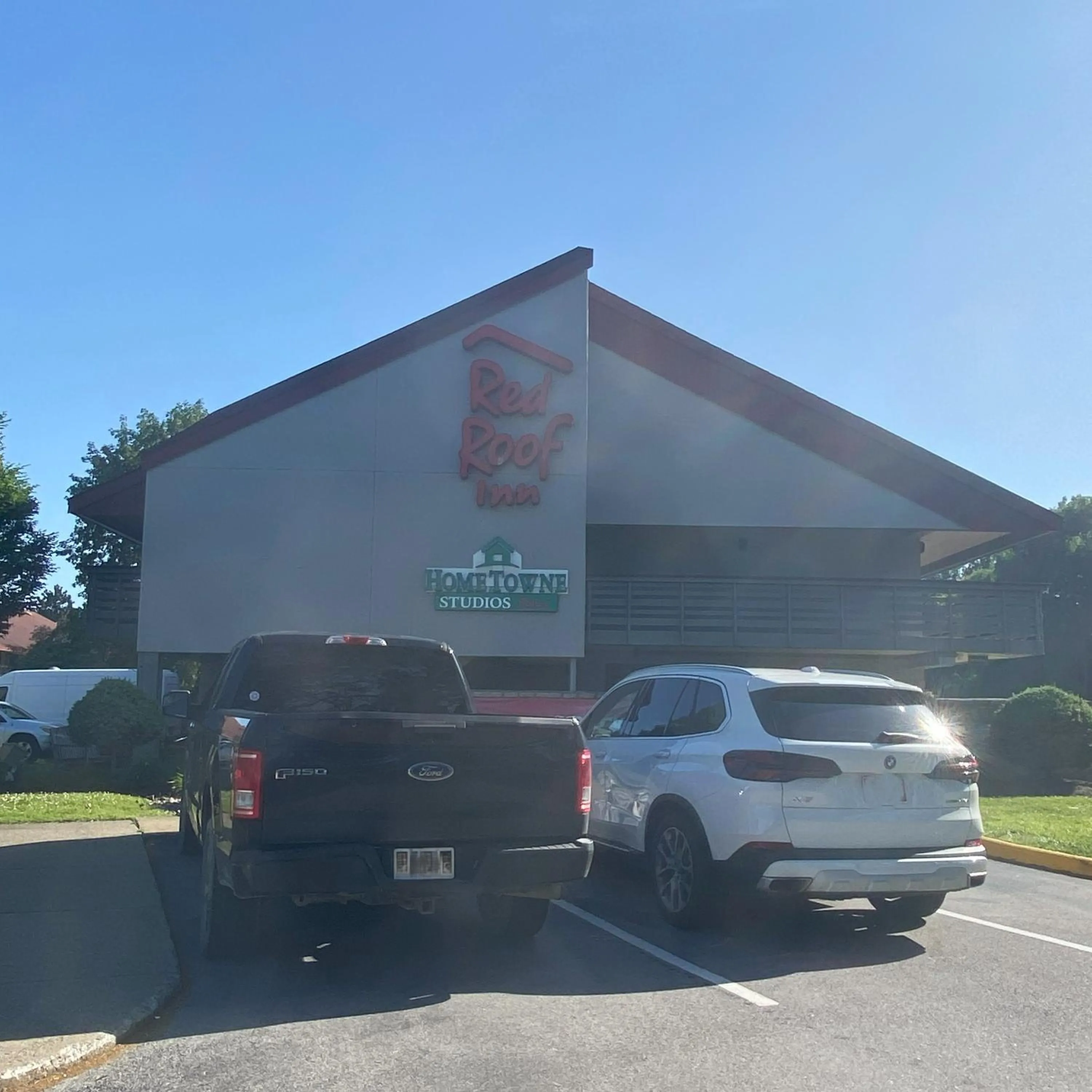 HomeTowne Studios by Red Roof Buffalo - Niagara Airport