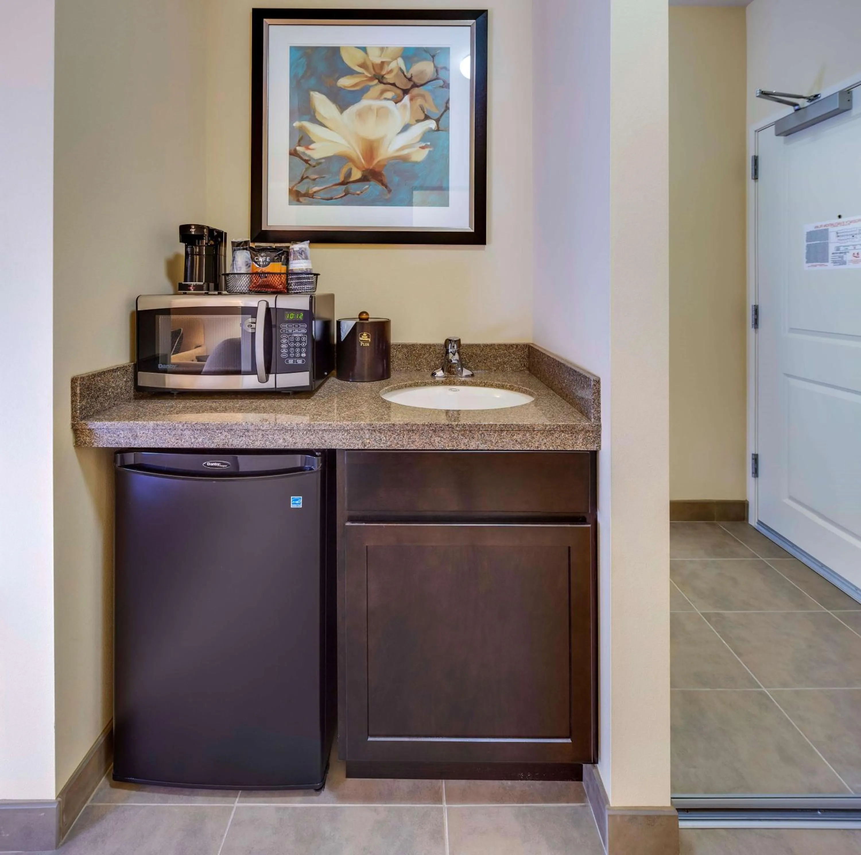 Queen Room with Two Queen Beds and Shower Only - Kitchenette in Best Western Plus Arlington/Marysville