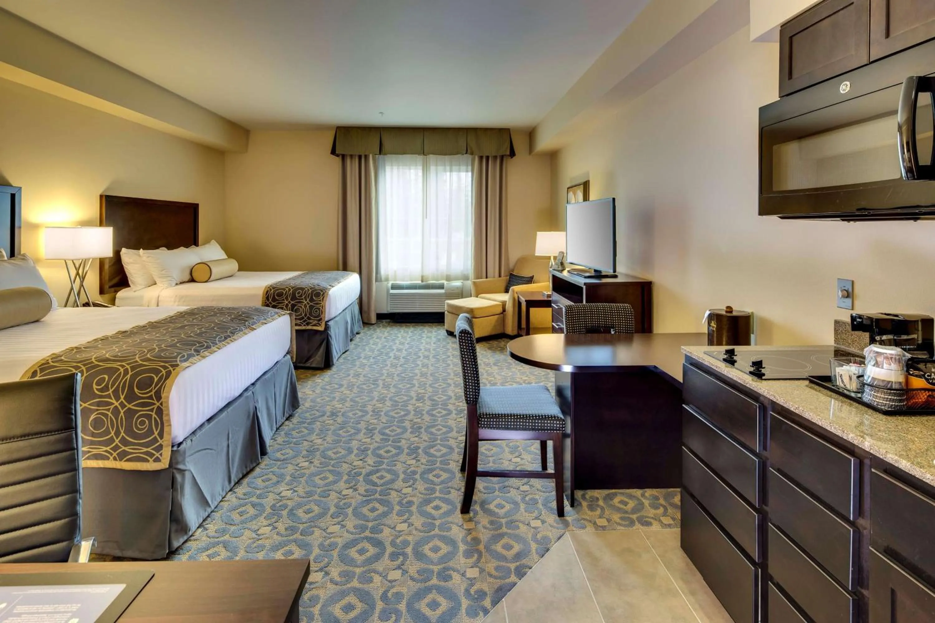 Executive Queen Room with Two Queen Beds and Shower Only in Best Western Plus Arlington/Marysville